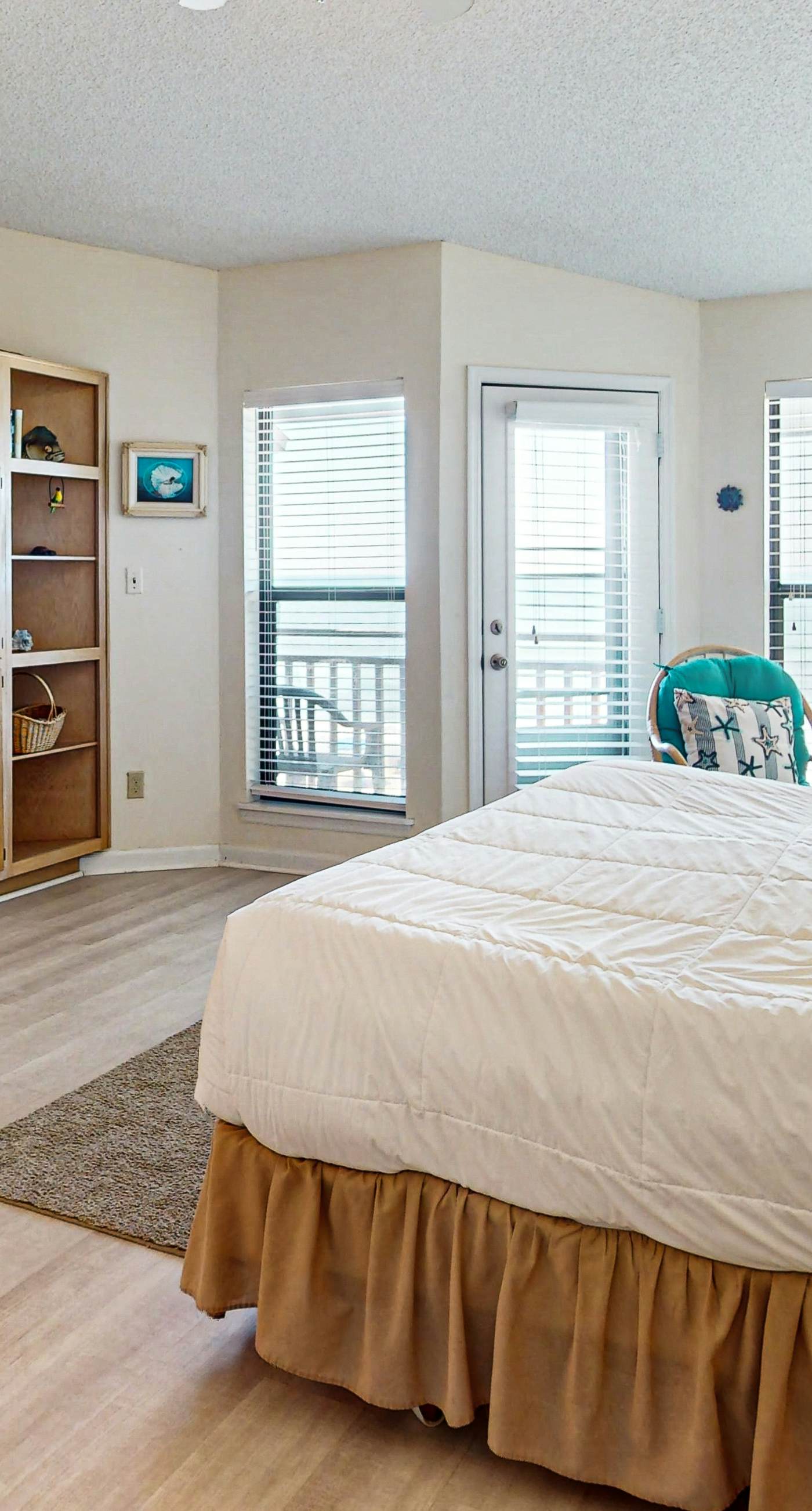 Dog-friendly beachfront townhouse with comunity pool, washer/dryer, central AC