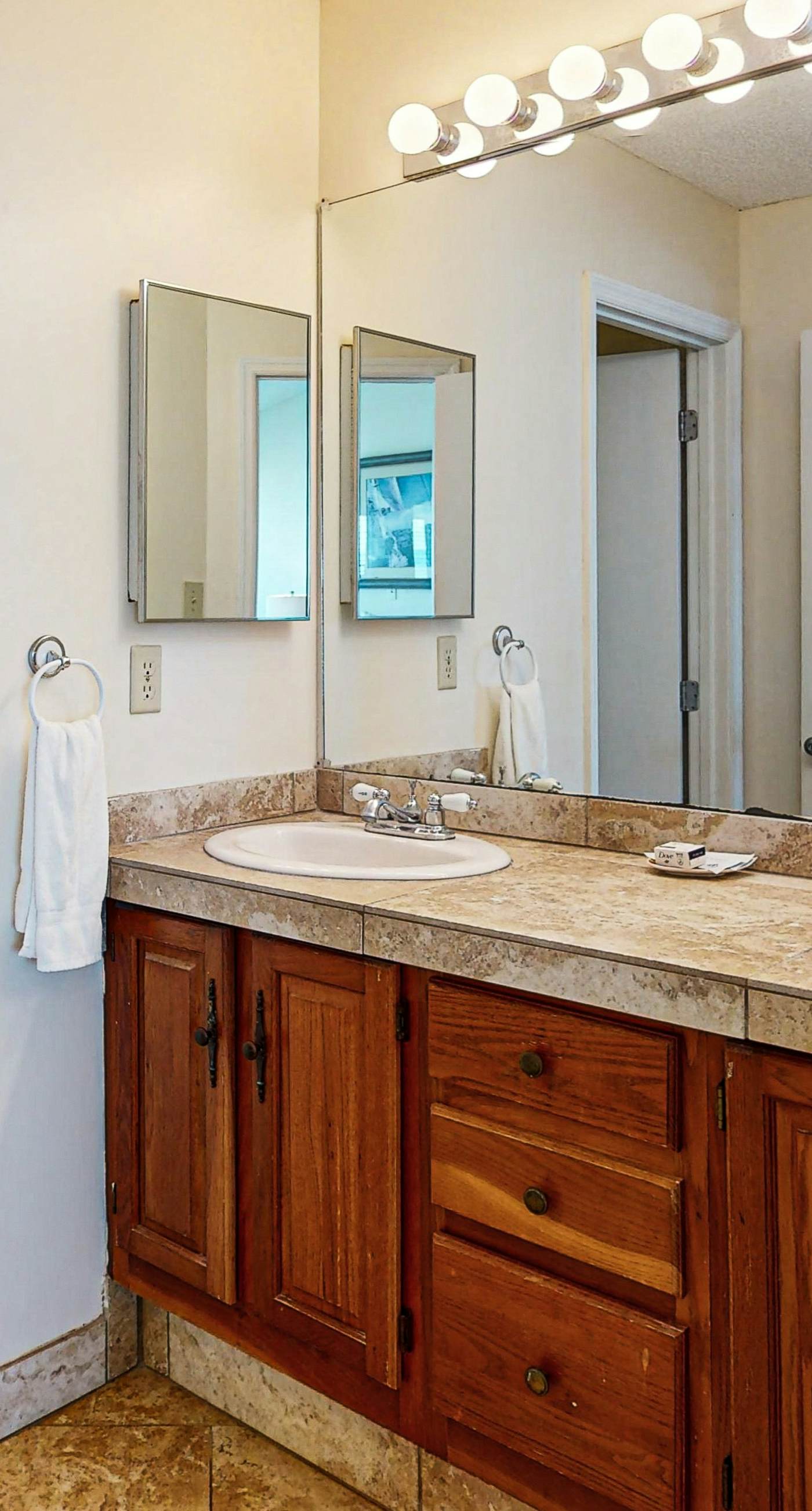 Dog-friendly beachfront townhouse with comunity pool, washer/dryer, central AC