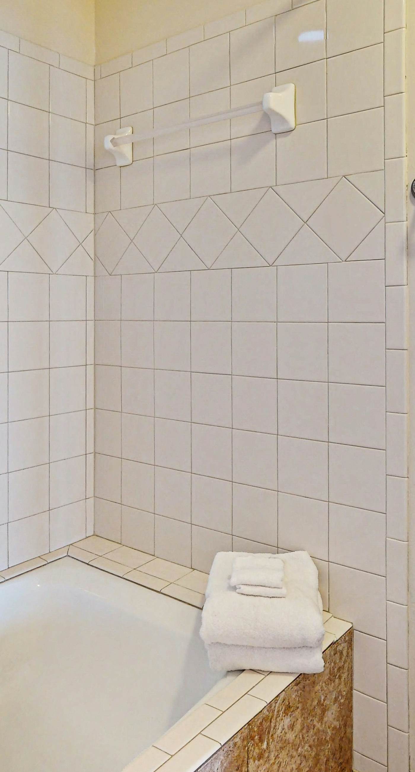 Dog-friendly beachfront townhouse with comunity pool, washer/dryer, central AC