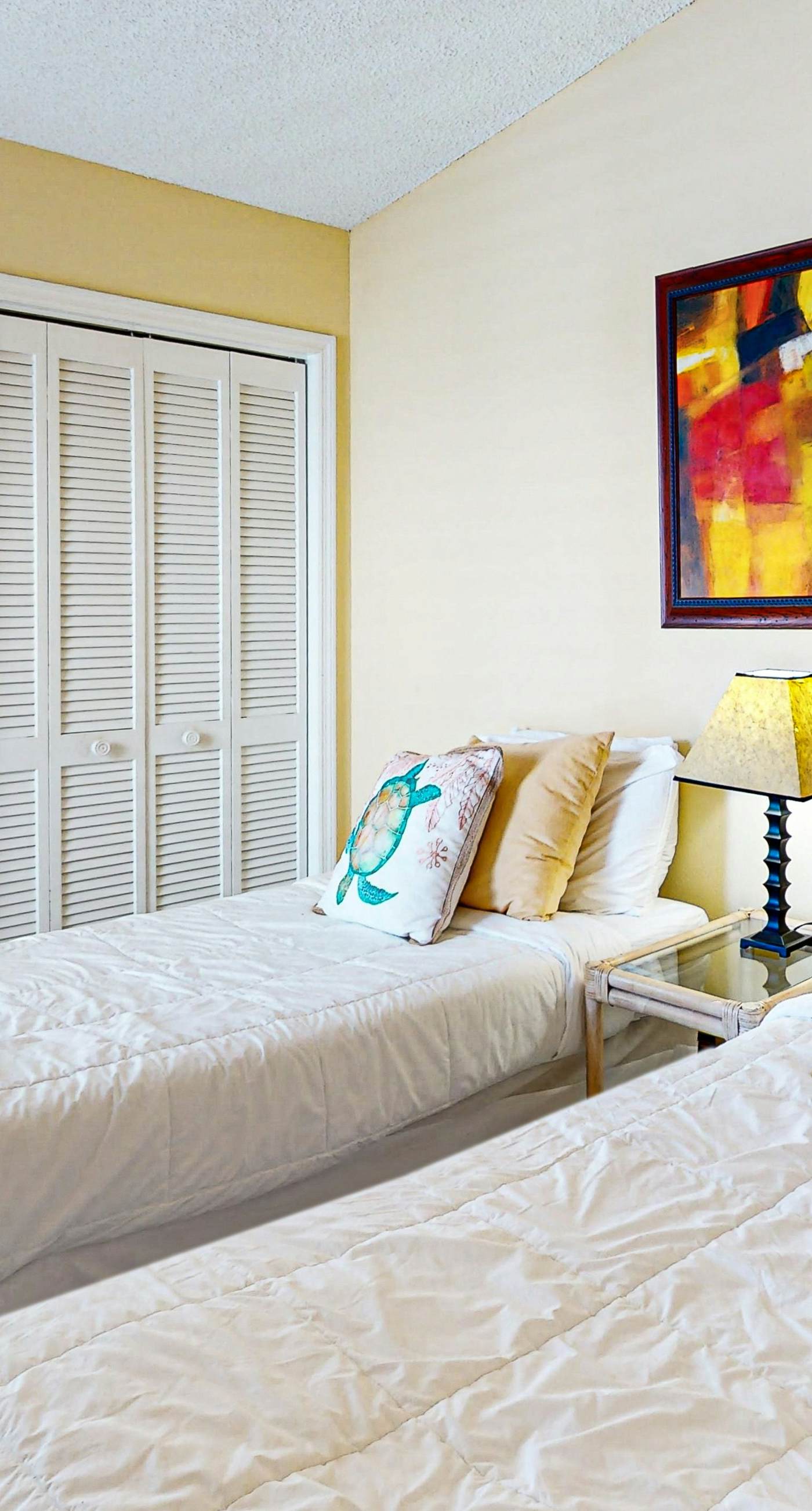 Dog-friendly beachfront townhouse with comunity pool, washer/dryer, central AC