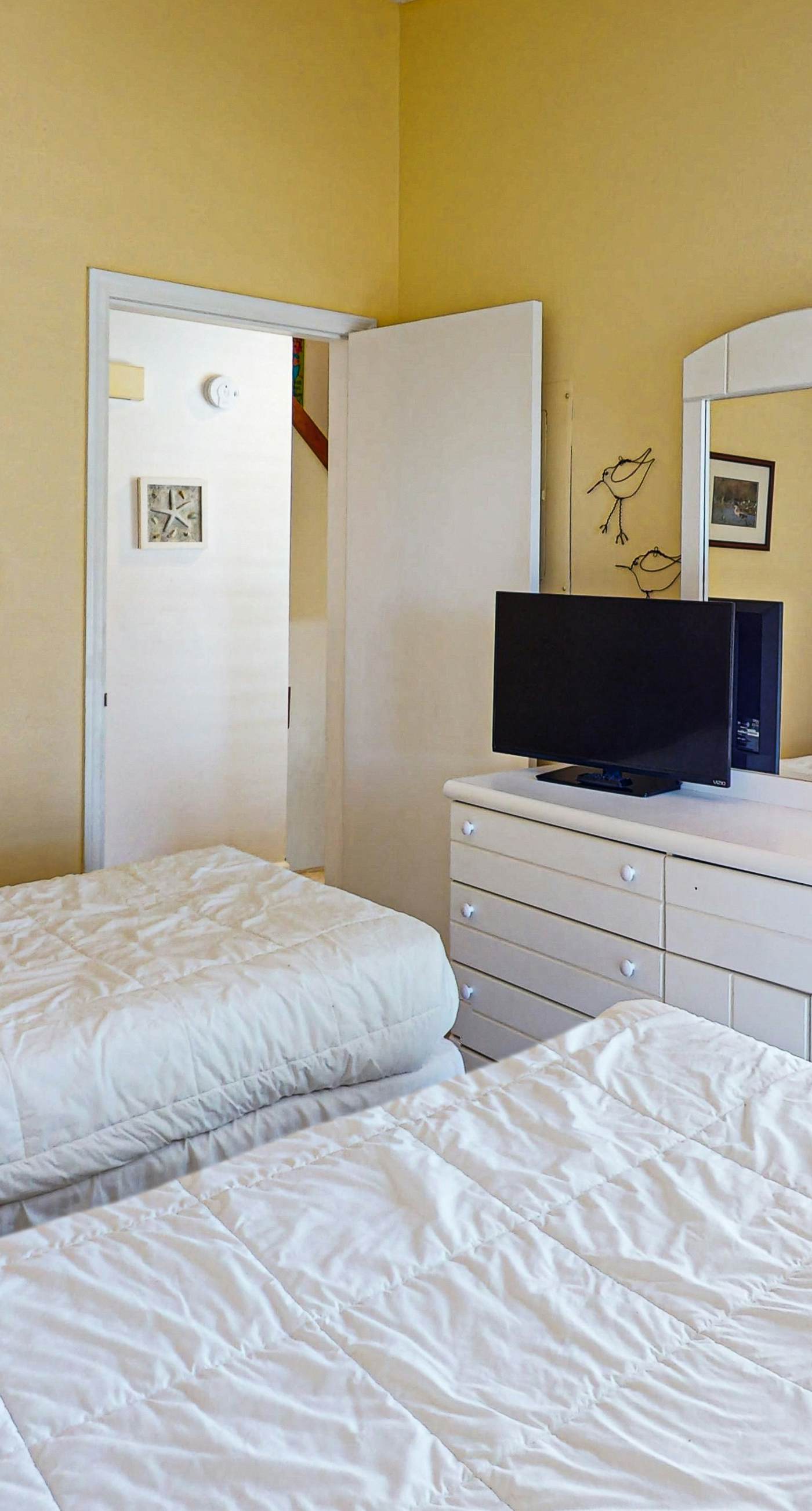 Dog-friendly beachfront townhouse with comunity pool, washer/dryer, central AC