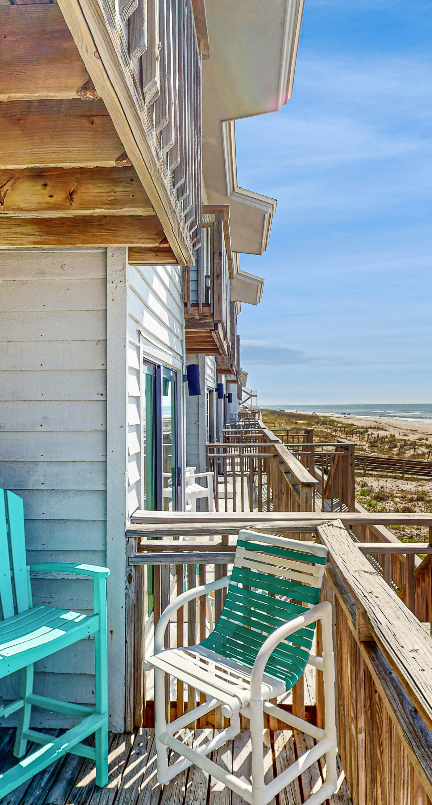 Dog-friendly beachfront townhouse with comunity pool, washer/dryer, central AC
