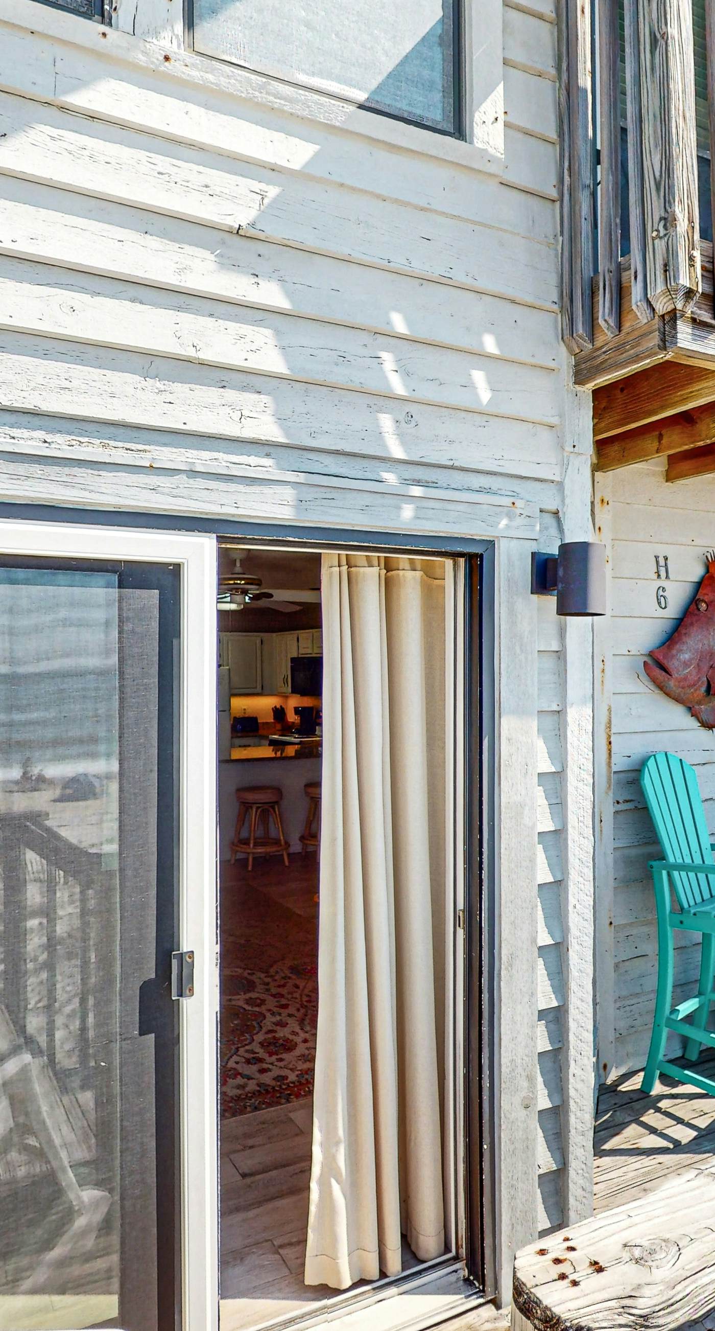 Dog-friendly beachfront townhouse with comunity pool, washer/dryer, central AC