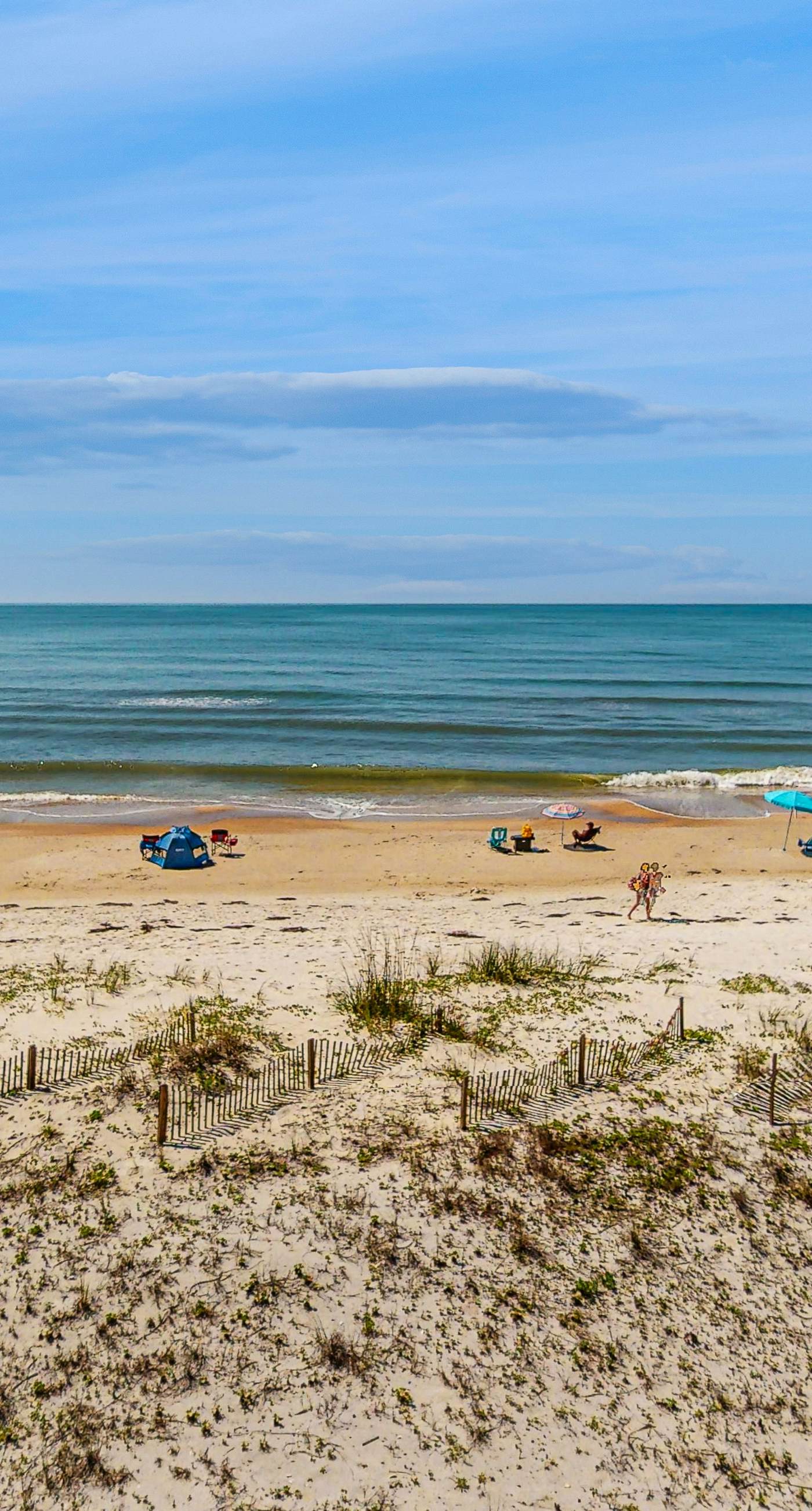 Dog-friendly beachfront townhouse with comunity pool, washer/dryer, central AC