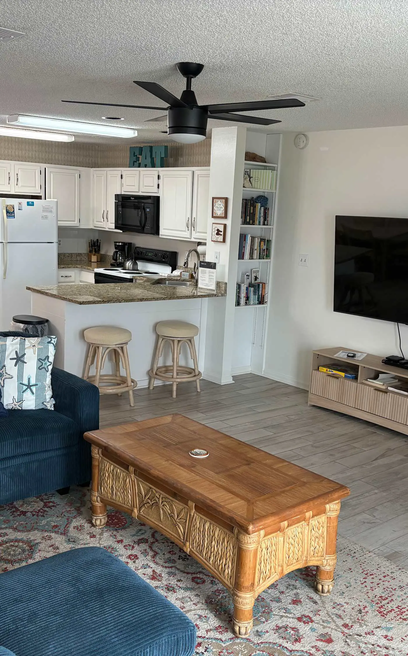 Dog-friendly beachfront townhouse with comunity pool, washer/dryer, central AC