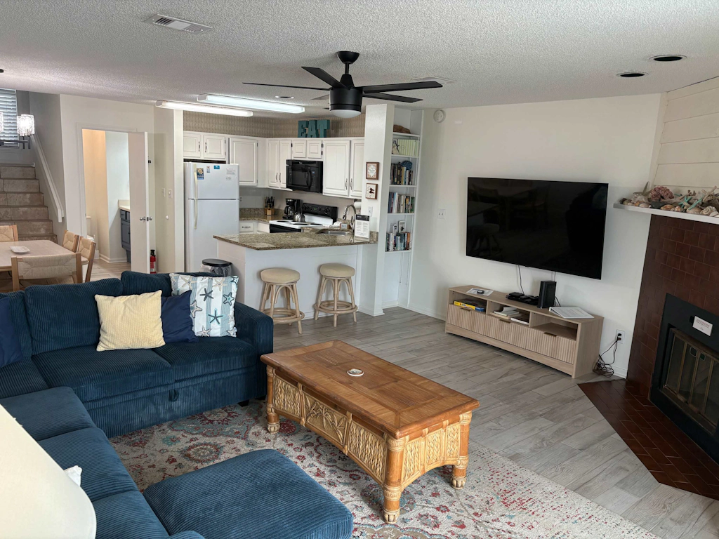 Dog-friendly beachfront townhouse with community pool, washer&dryer, central AC