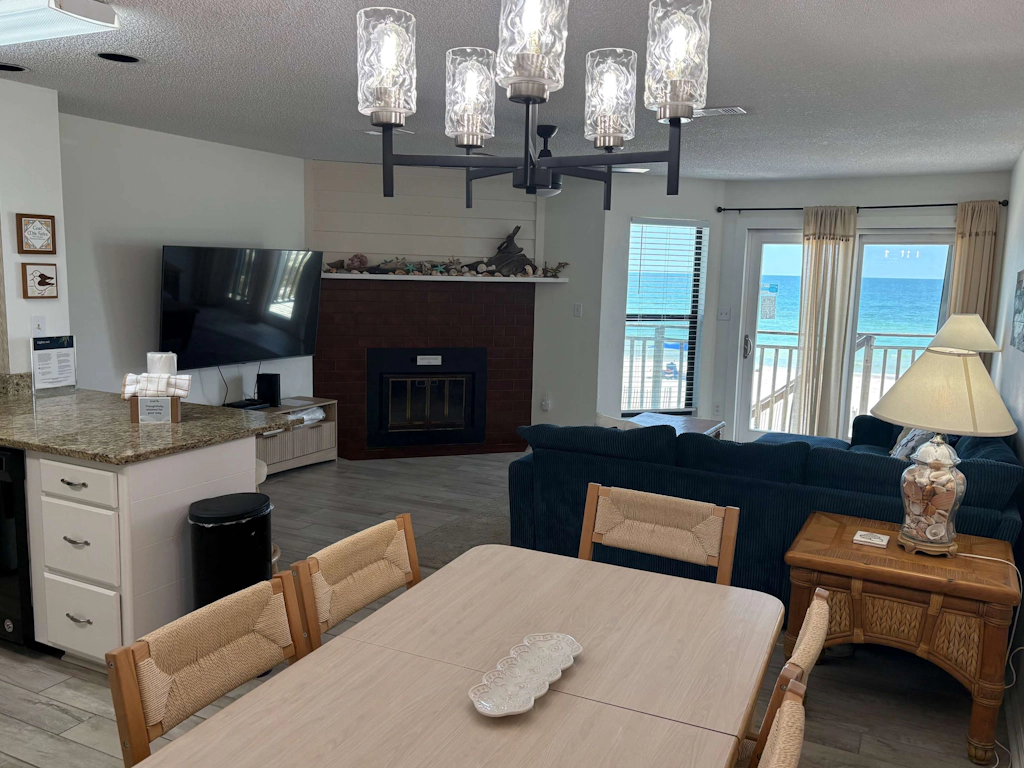 Dog-friendly beachfront townhouse with comunity pool, washer/dryer, central AC