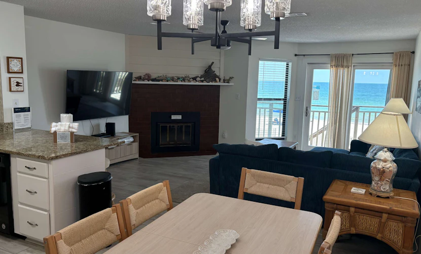 Dog-friendly beachfront townhouse with comunity pool, washer/dryer, central AC