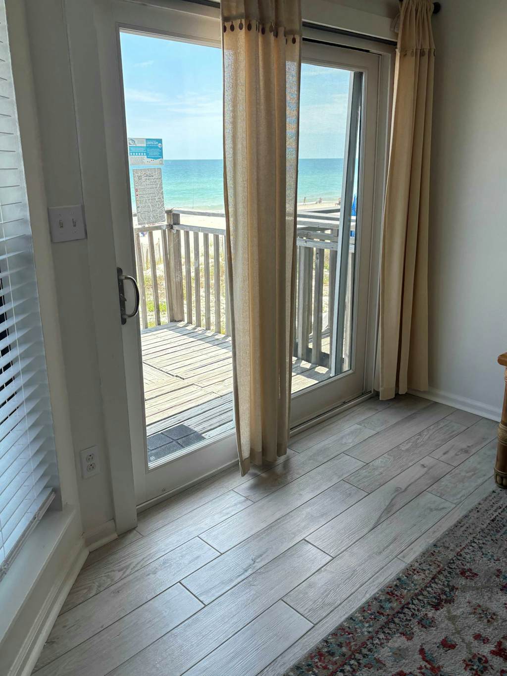 Dog-friendly beachfront townhouse with comunity pool, washer/dryer, central AC