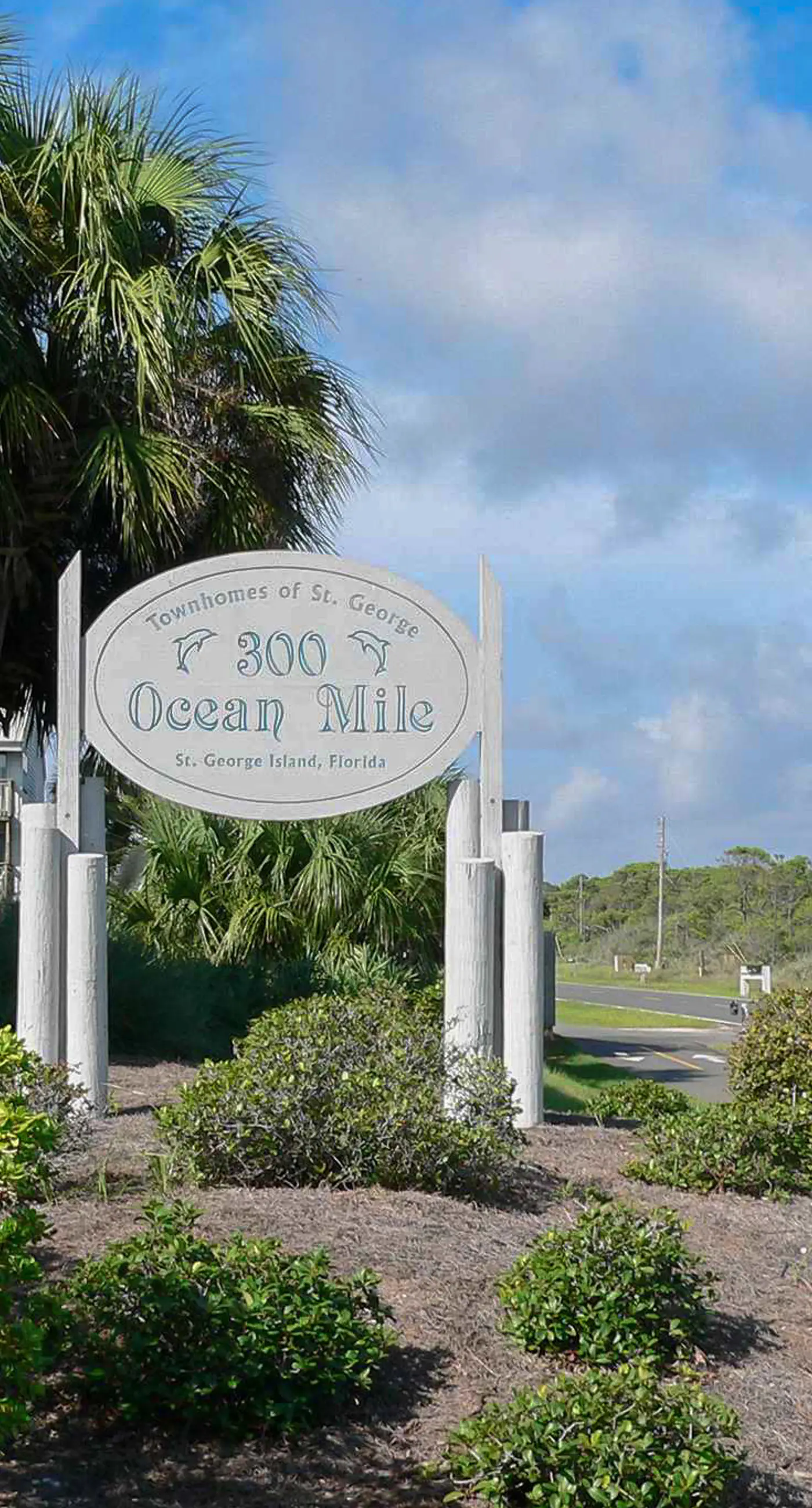 Beachfront East End townhouse with beach views, deck, on-site pool & grills
