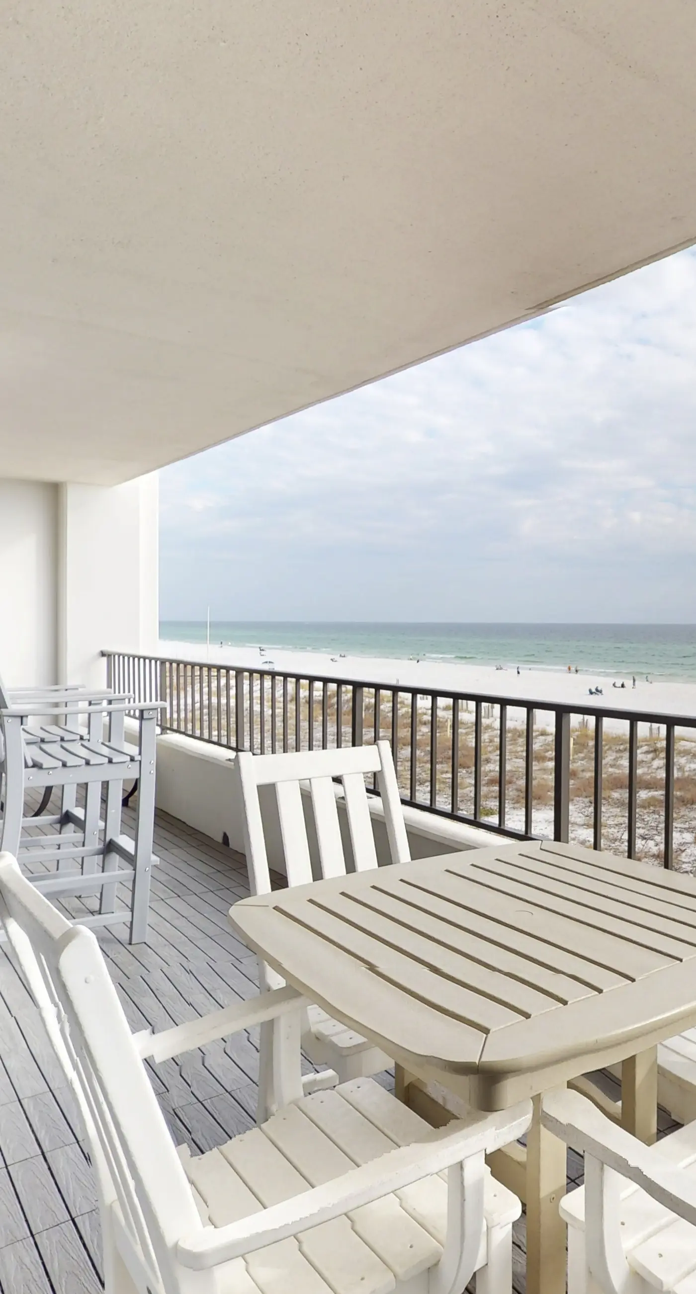 Open & bright oceanfront condo with on-site pool, tennis