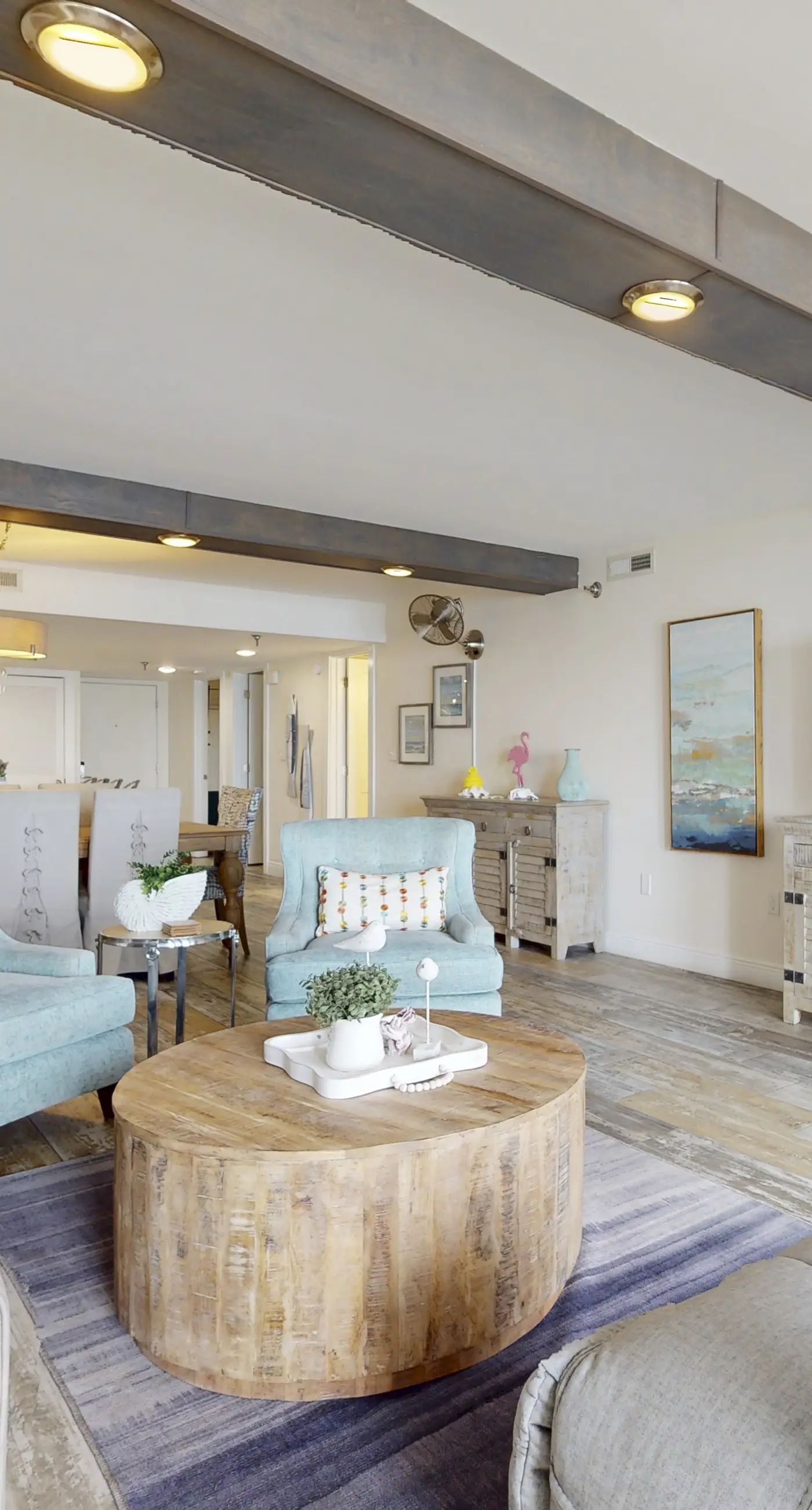 Open & bright oceanfront condo with on-site pool, tennis