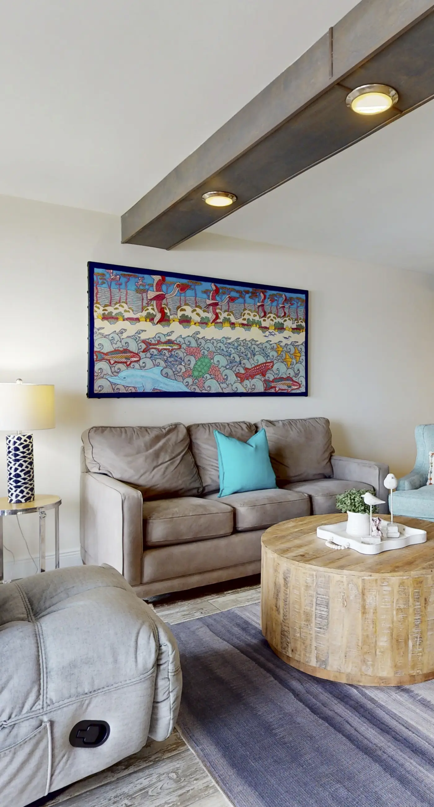 Open & bright oceanfront condo with on-site pool, tennis