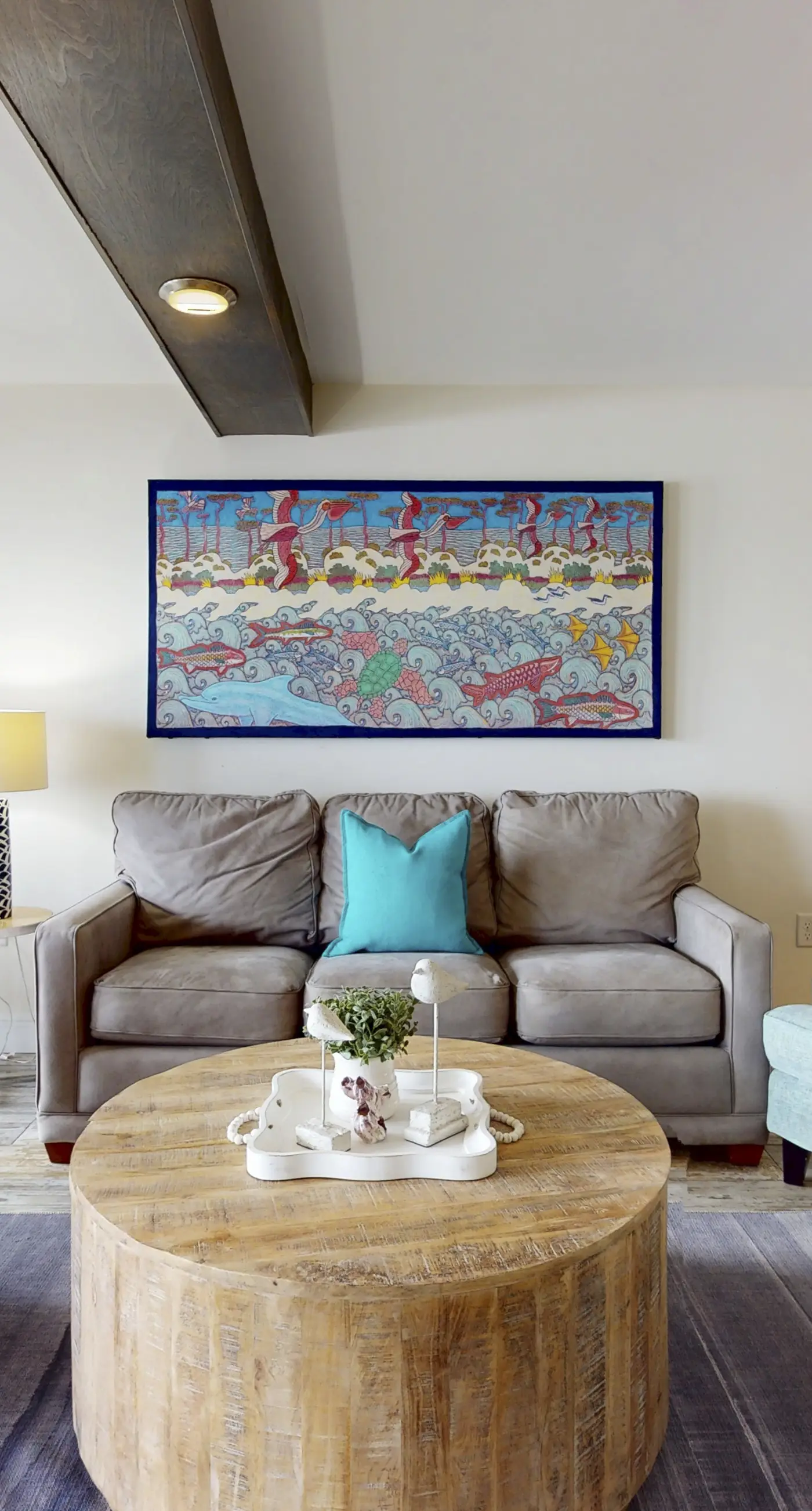 Open & bright oceanfront condo with on-site pool, tennis
