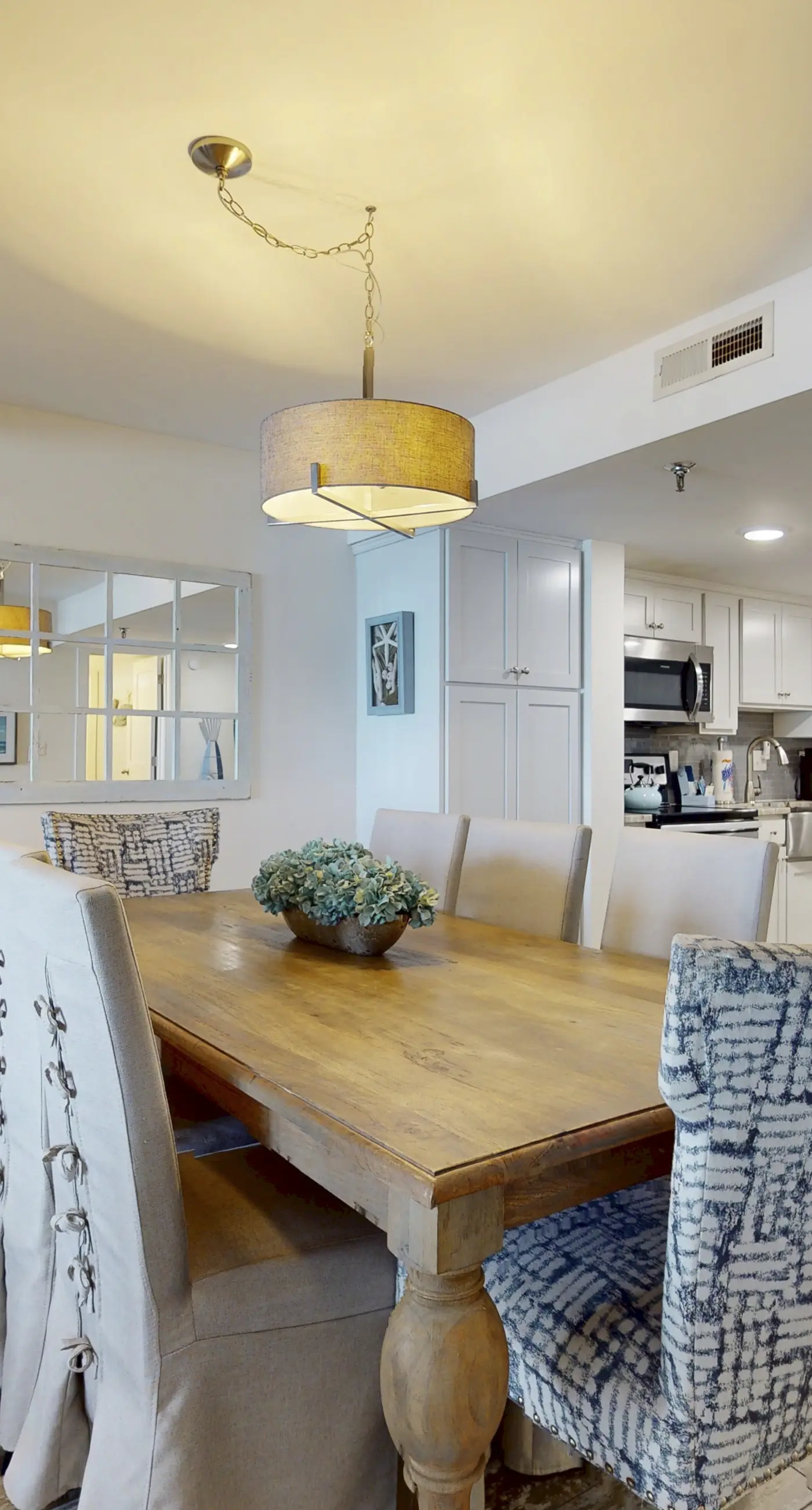 Open & bright oceanfront condo with on-site pool, tennis