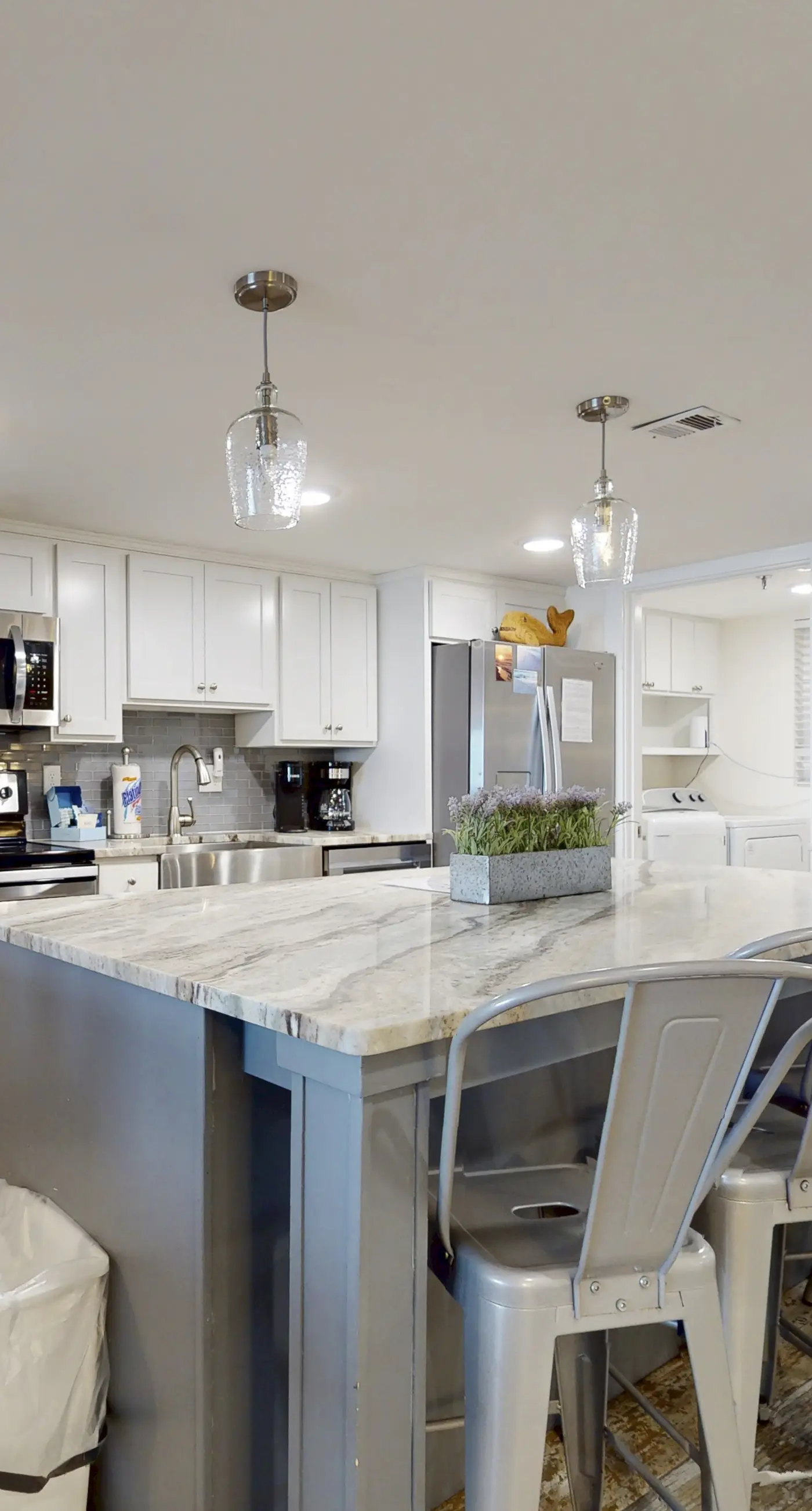 Open & bright oceanfront condo with on-site pool, tennis