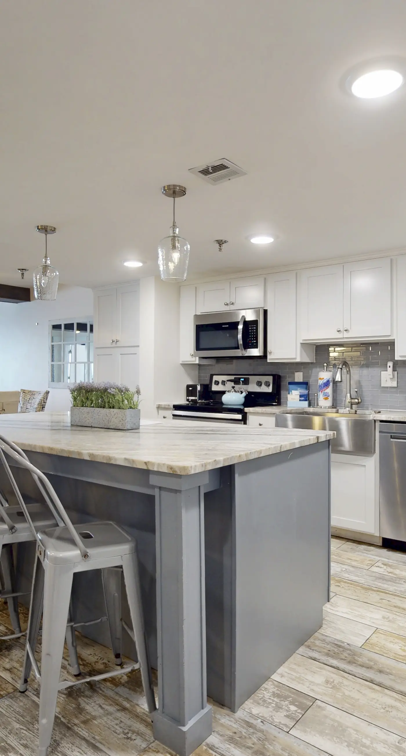 Open & bright oceanfront condo with on-site pool, tennis