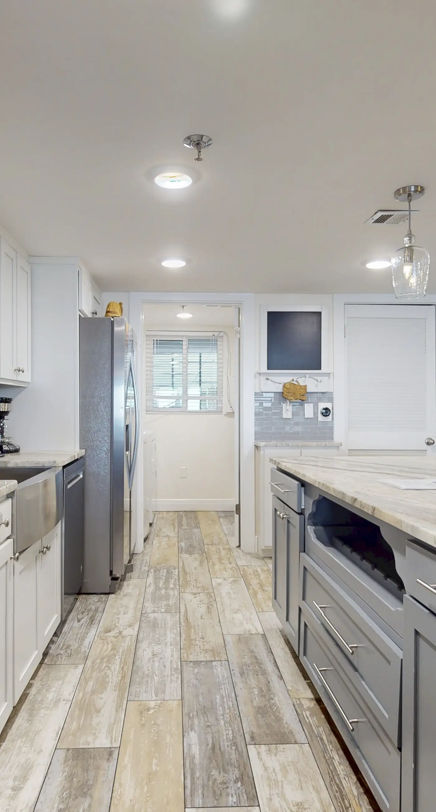 Open & bright oceanfront condo with on-site pool, tennis
