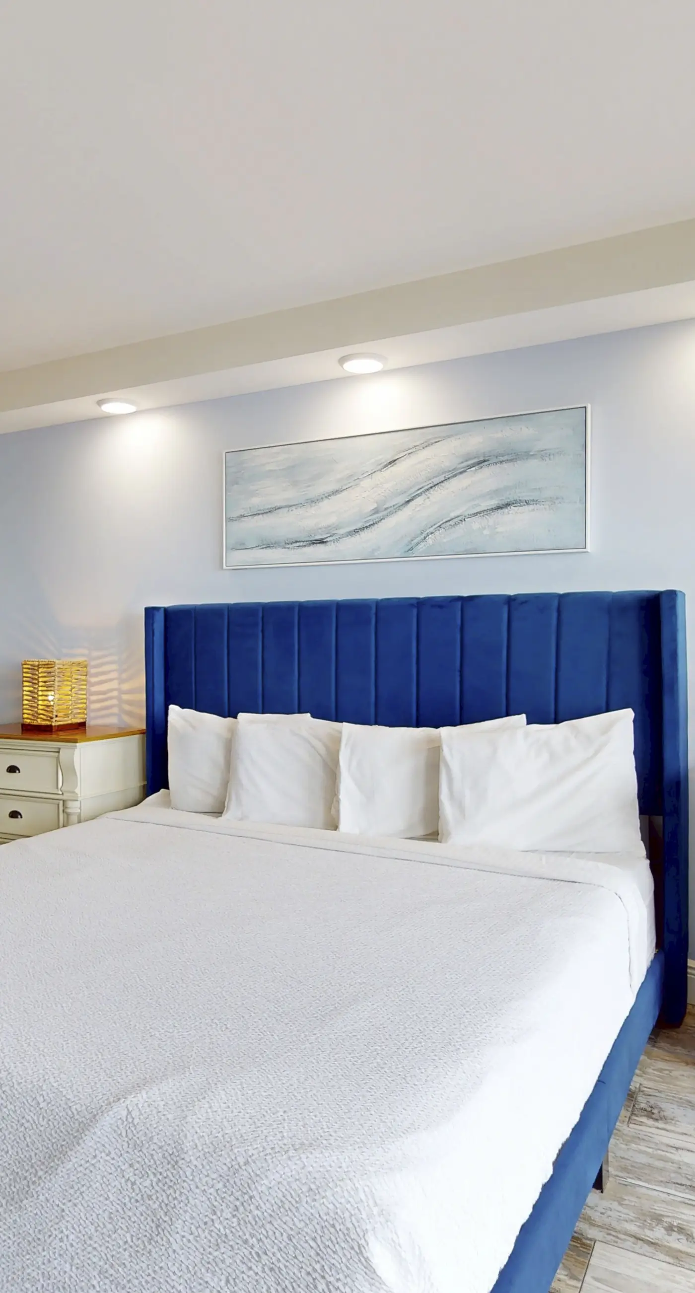 Open & bright oceanfront condo with on-site pool, tennis