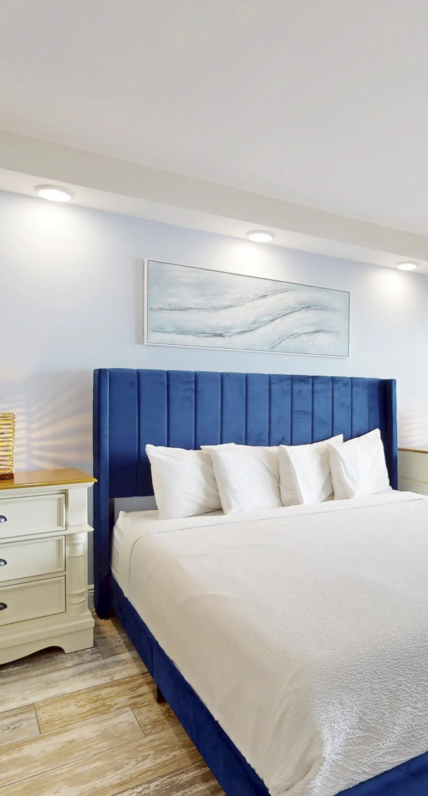 Open & bright oceanfront condo with on-site pool, tennis