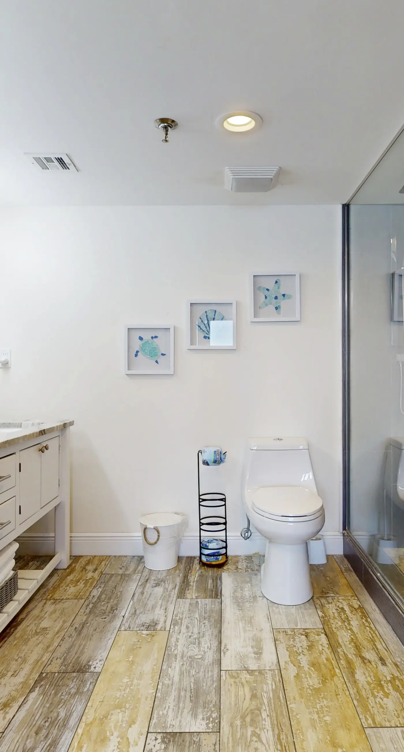 Open & bright oceanfront condo with on-site pool, tennis