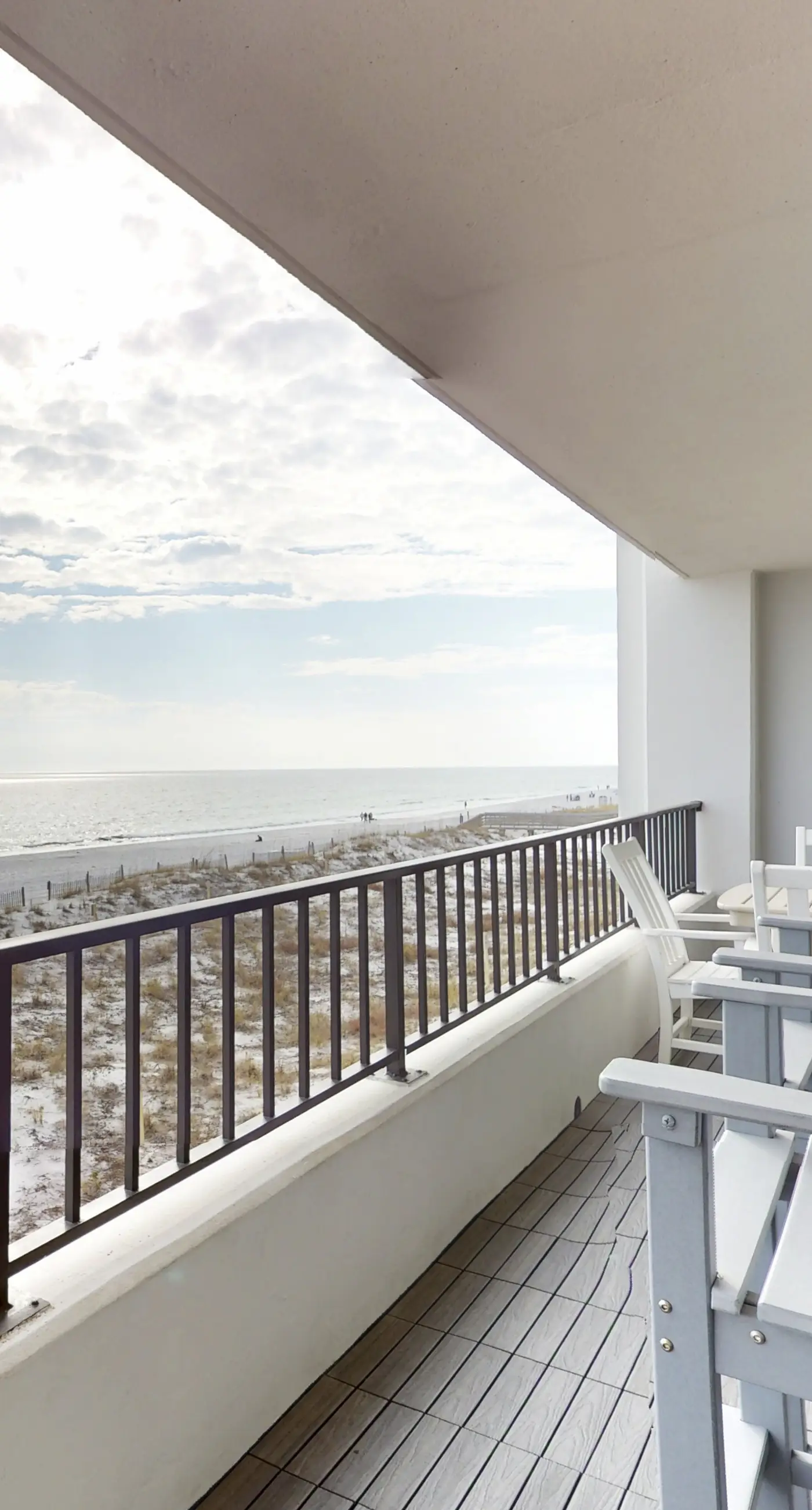 Open & bright oceanfront condo with on-site pool, tennis