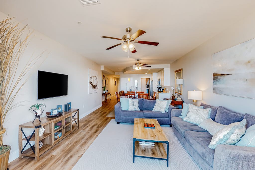 Renovated oceanfront condo with lanai, pool, hot tub & view - snowbird-friendly