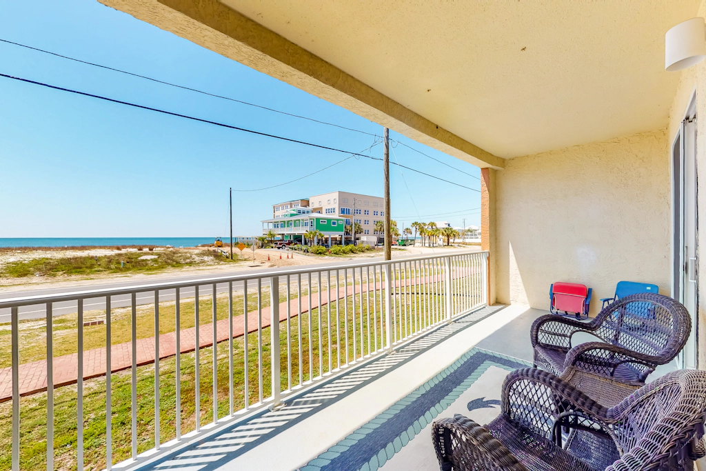 Ocean view condo with central AC, WiFi, washer/dryer, access to pool, hot tub