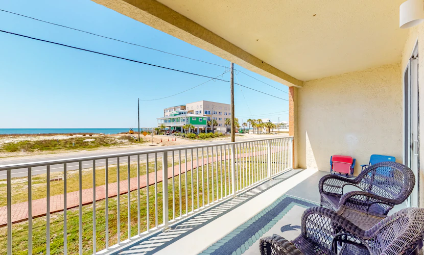 Ocean view condo with central AC, WiFi, washer/dryer, access to pool, hot tub