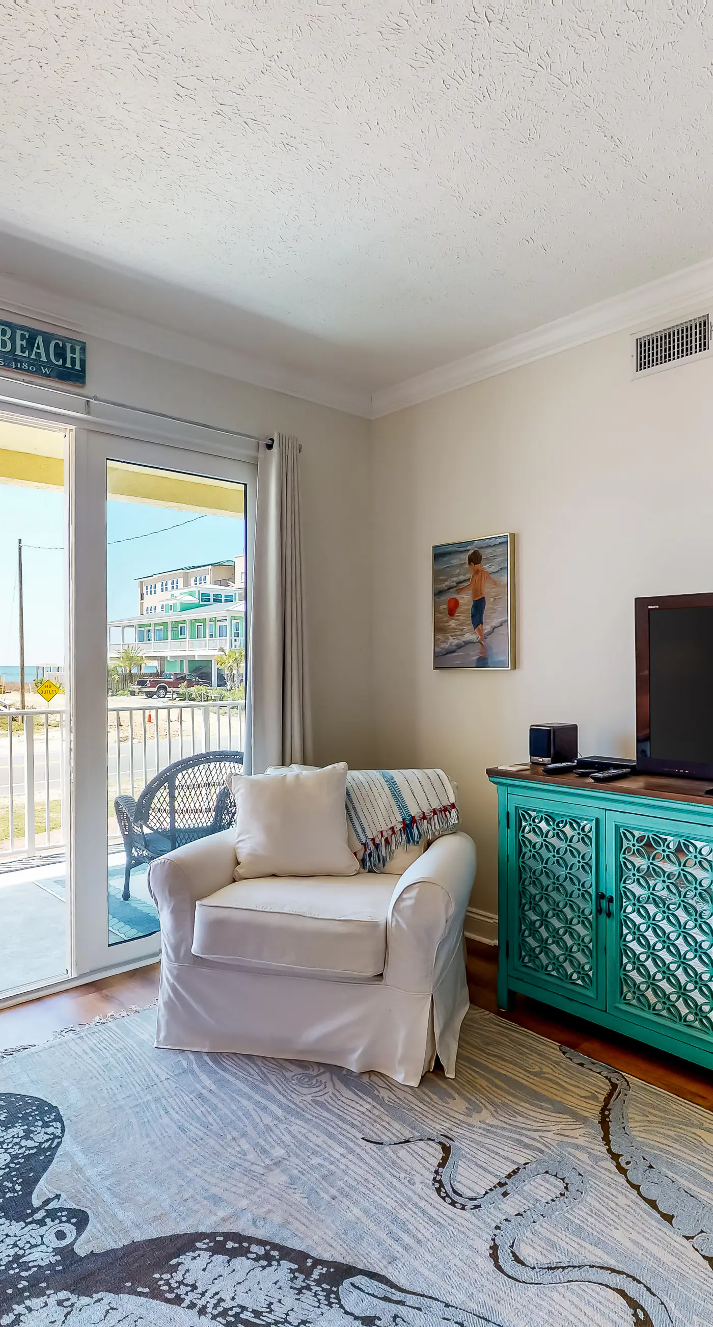 Ocean view condo with central AC, WiFi, washer/dryer, access to pool, hot tub