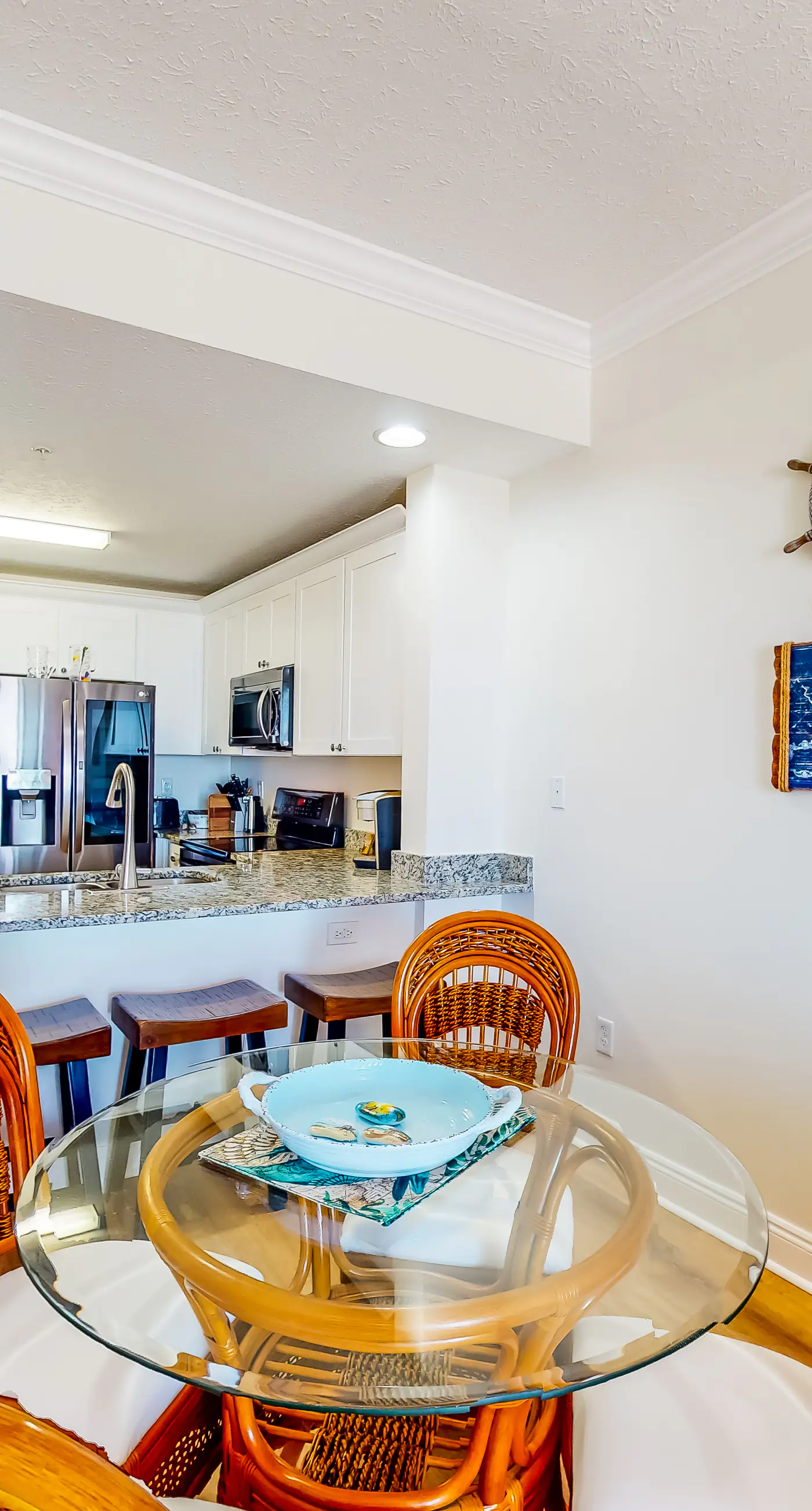 Ocean view condo with central AC, WiFi, washer/dryer, access to pool, hot tub