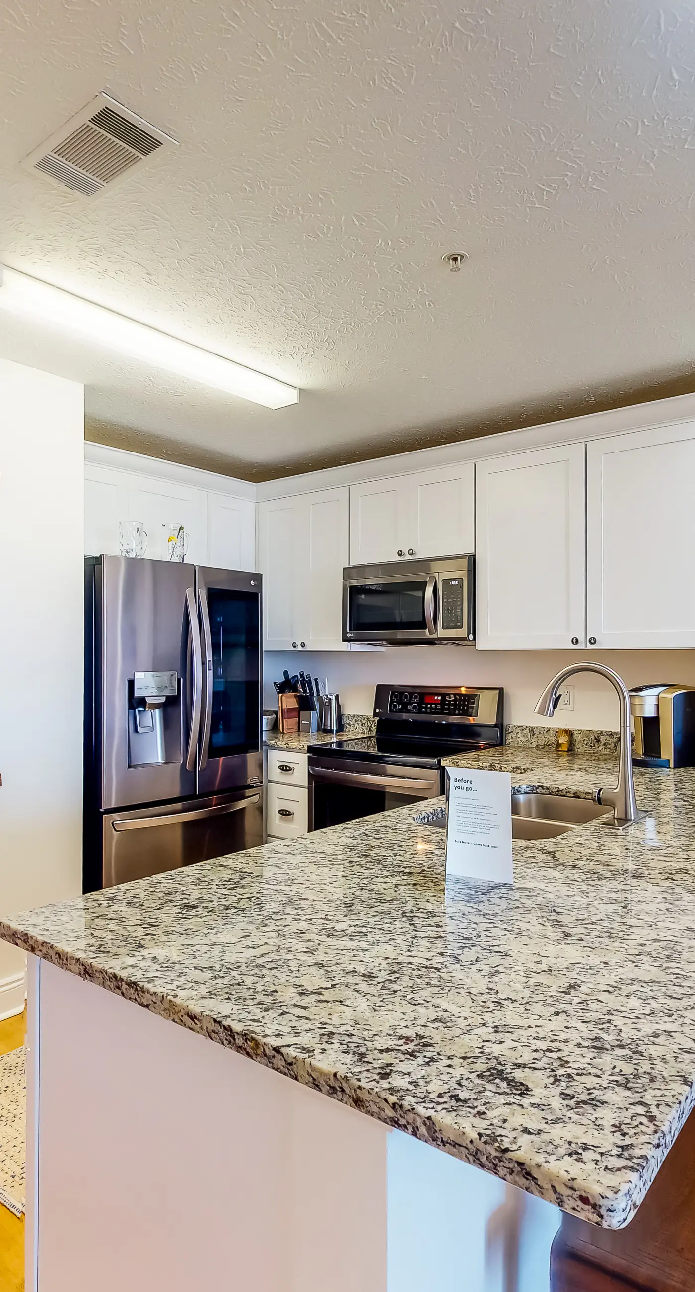 Ocean view condo with central AC, WiFi, washer/dryer, access to pool, hot tub