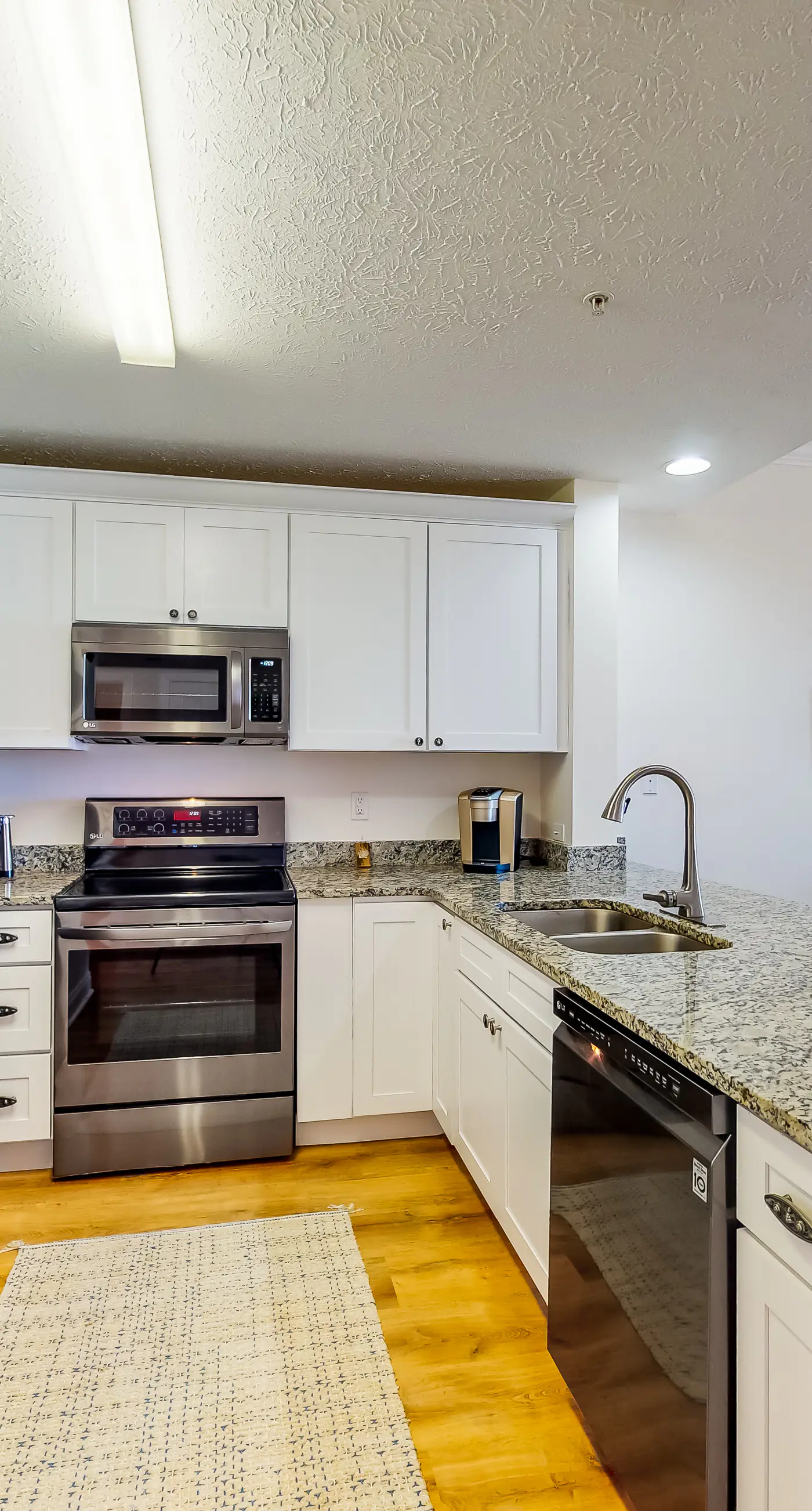 Ocean view condo with central AC, WiFi, washer/dryer, access to pool, hot tub