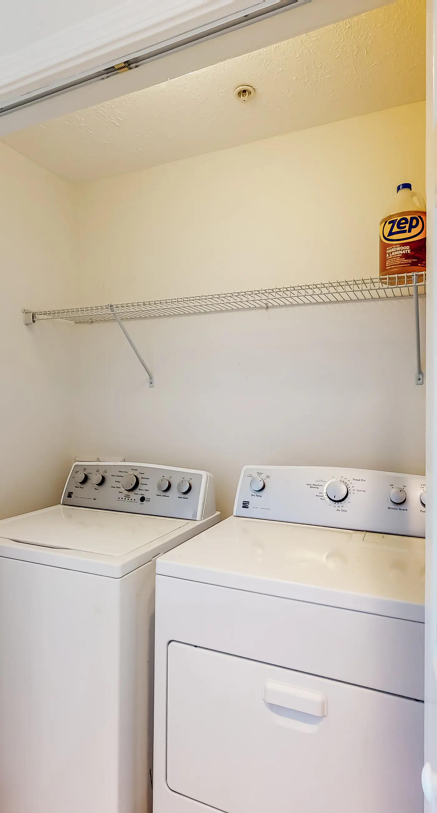 Ocean view condo with central AC, WiFi, washer/dryer, access to pool, hot tub