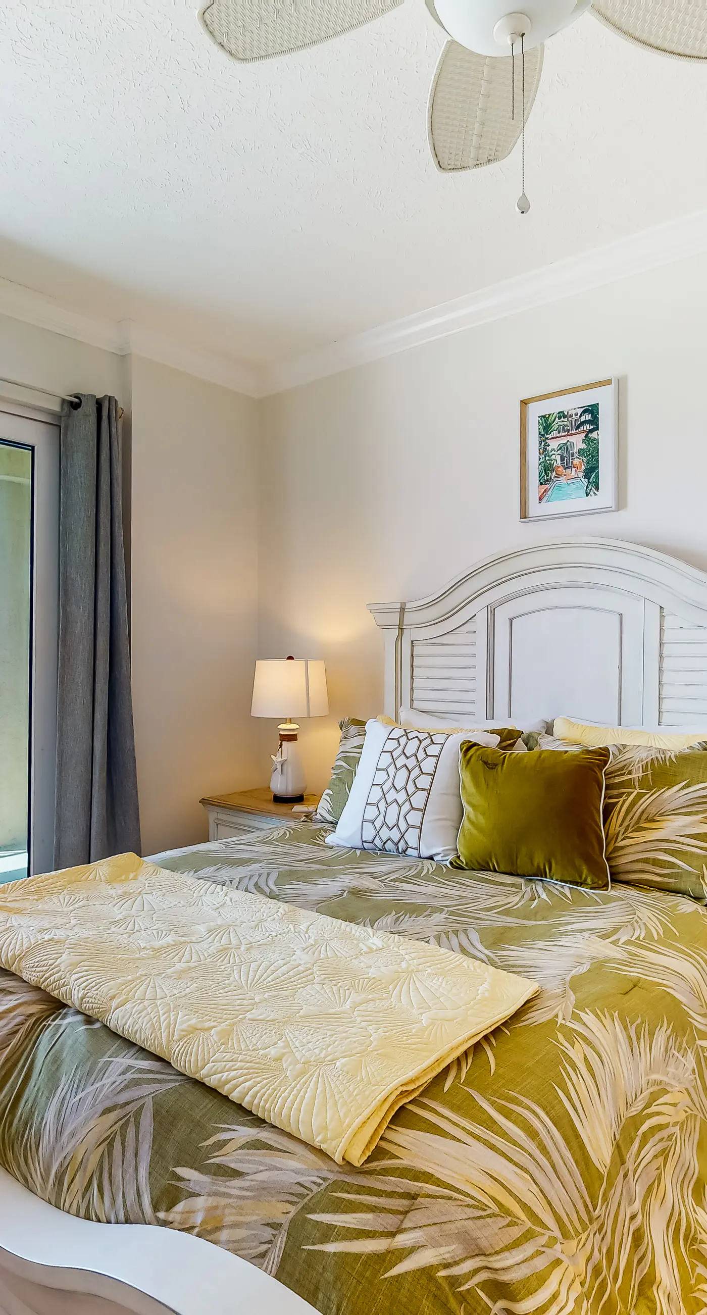 Ocean view condo with central AC, WiFi, washer/dryer, access to pool, hot tub