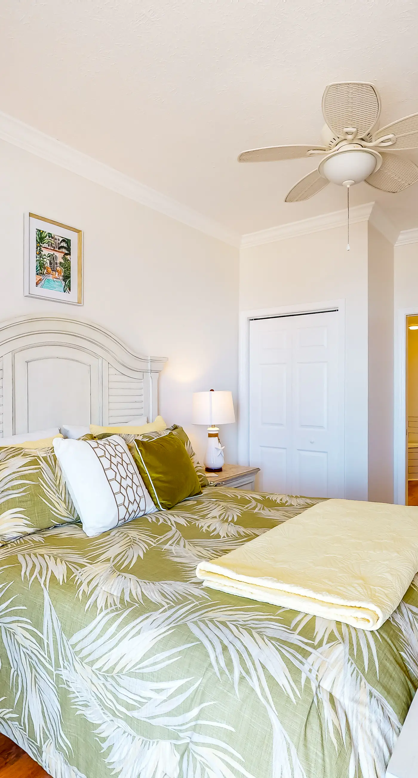 Ocean view condo with central AC, WiFi, washer/dryer, access to pool, hot tub