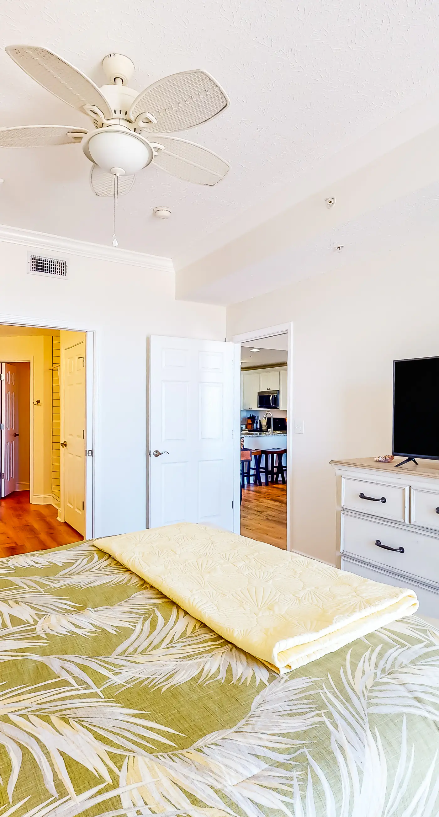 Ocean view condo with central AC, WiFi, washer/dryer, access to pool, hot tub