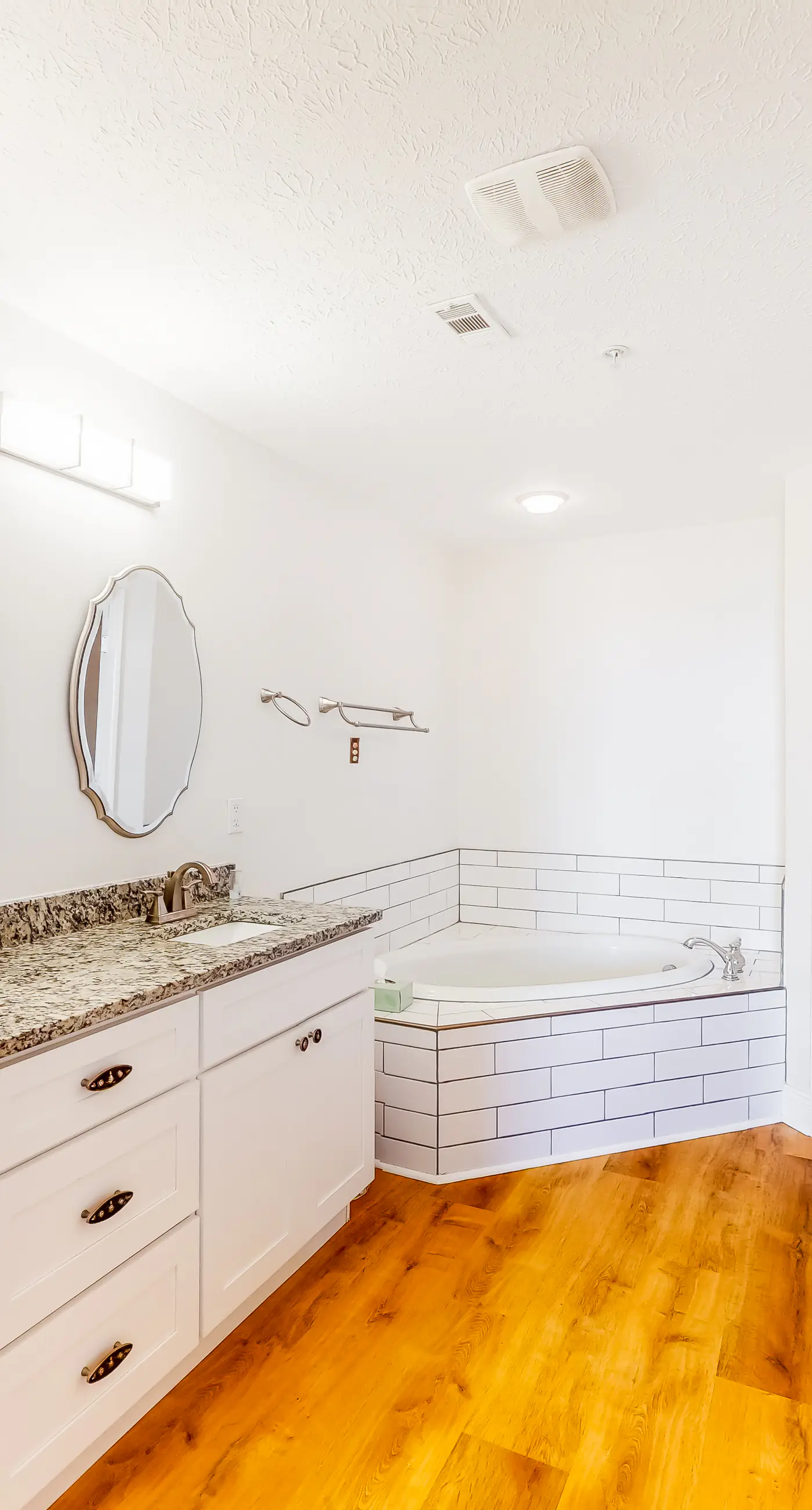 Ocean view condo with central AC, WiFi, washer/dryer, access to pool, hot tub