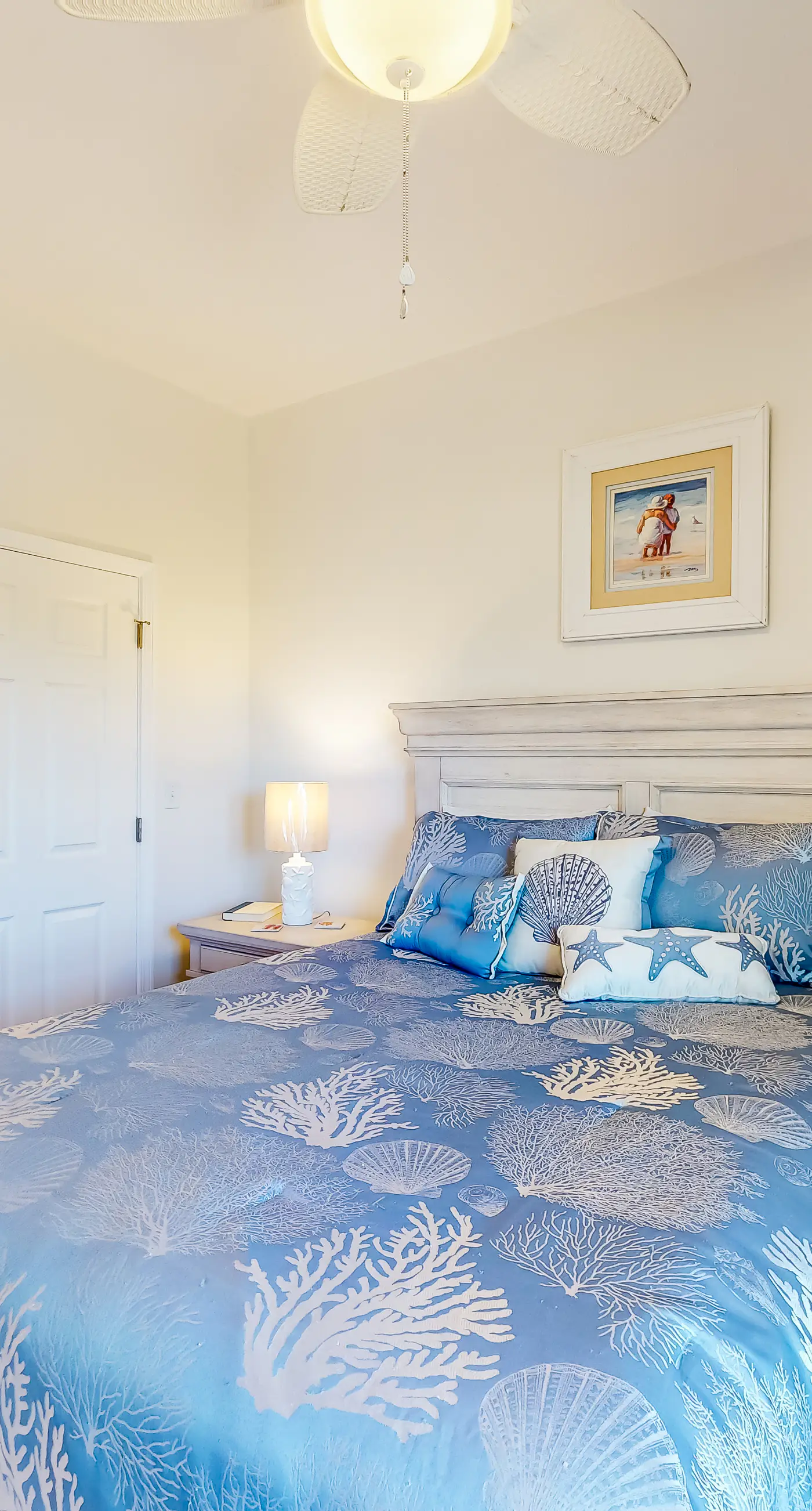 Ocean view condo with central AC, WiFi, washer/dryer, access to pool, hot tub