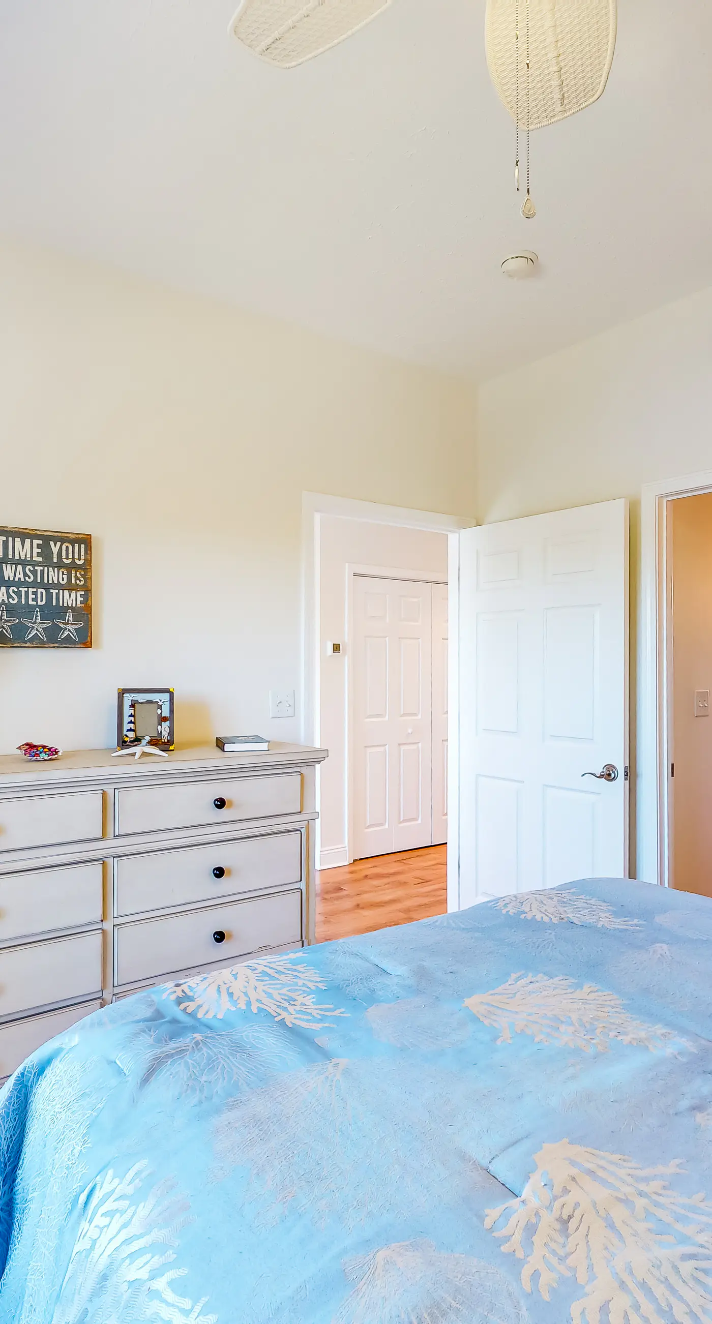 Ocean view condo with central AC, WiFi, washer/dryer, access to pool, hot tub