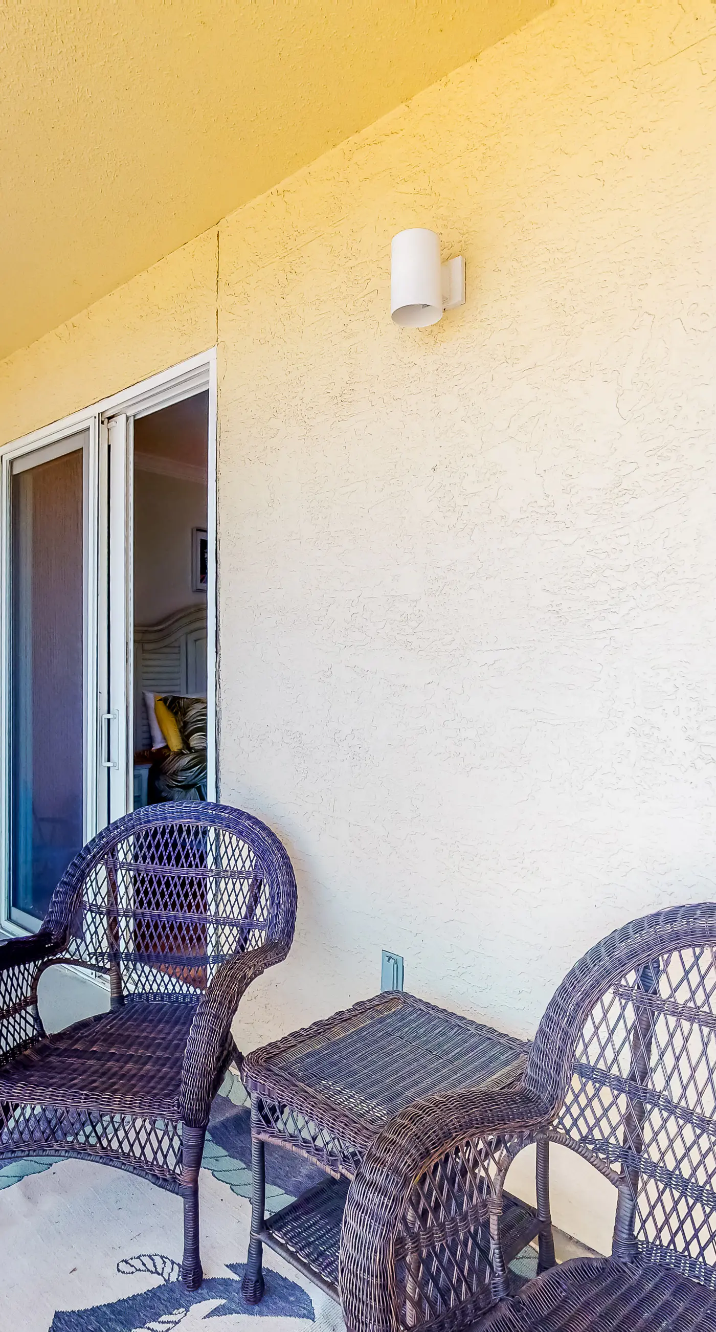 Ocean view condo with central AC, WiFi, washer/dryer, access to pool, hot tub