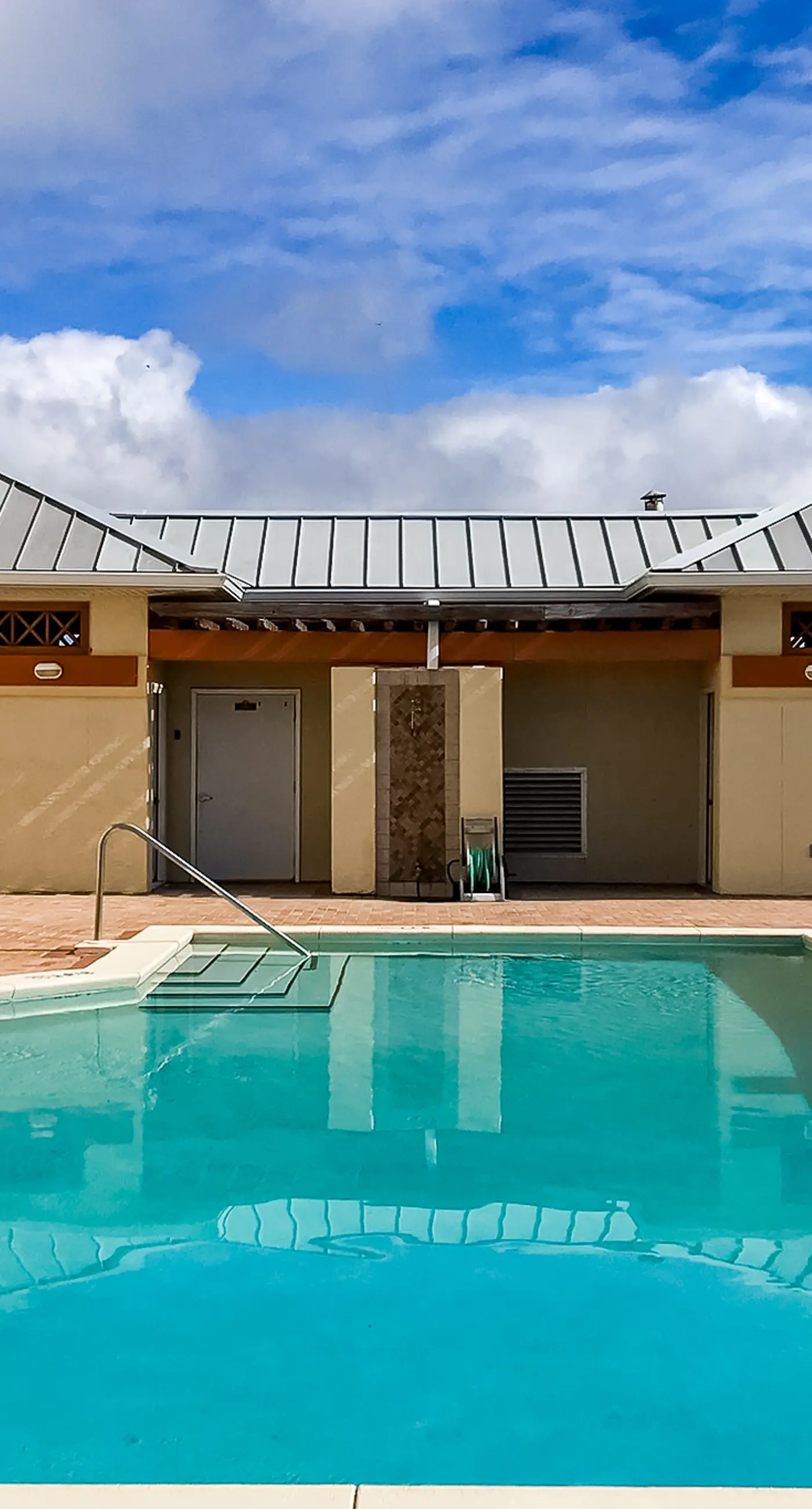 Ocean view condo with central AC, WiFi, washer/dryer, access to pool, hot tub