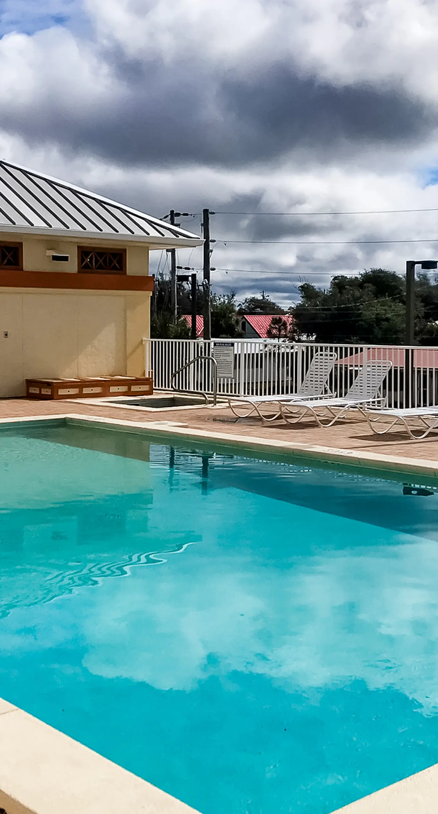 Ocean view condo with central AC, WiFi, washer/dryer, access to pool, hot tub