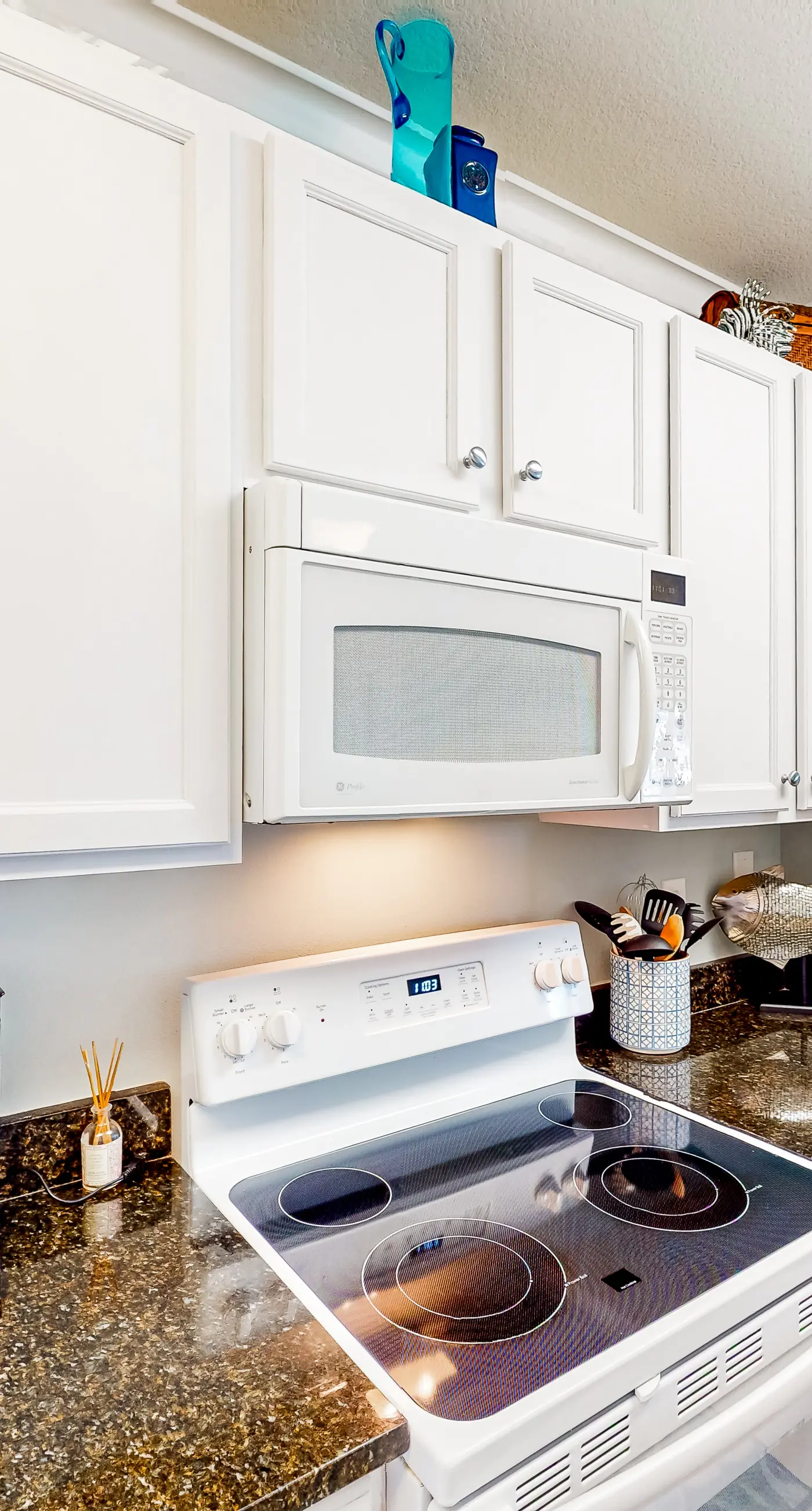 Sunny nautical condo with on-site hot tub, pool, & gym - internet, W/D, & AC