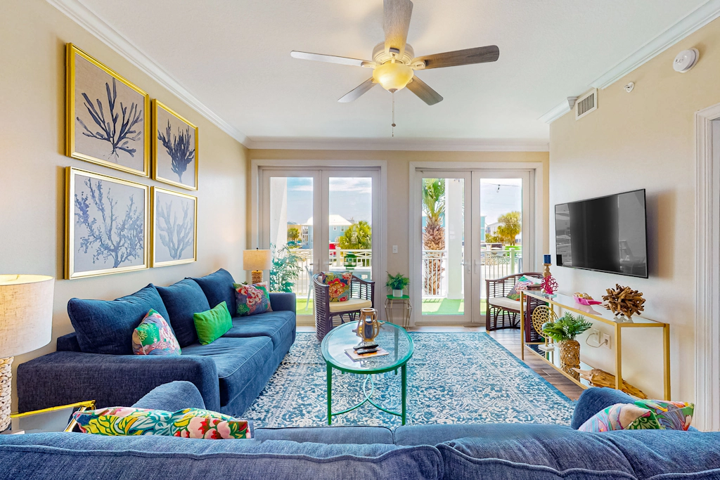 Spacious House with Shared Pool & Bay Views - Perfect for Relaxation