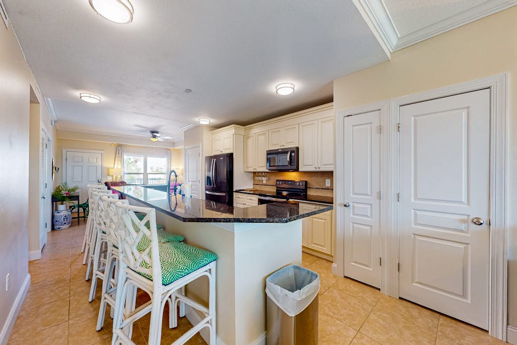 Spacious House with Shared Pool & Bay Views - Perfect for Relaxation