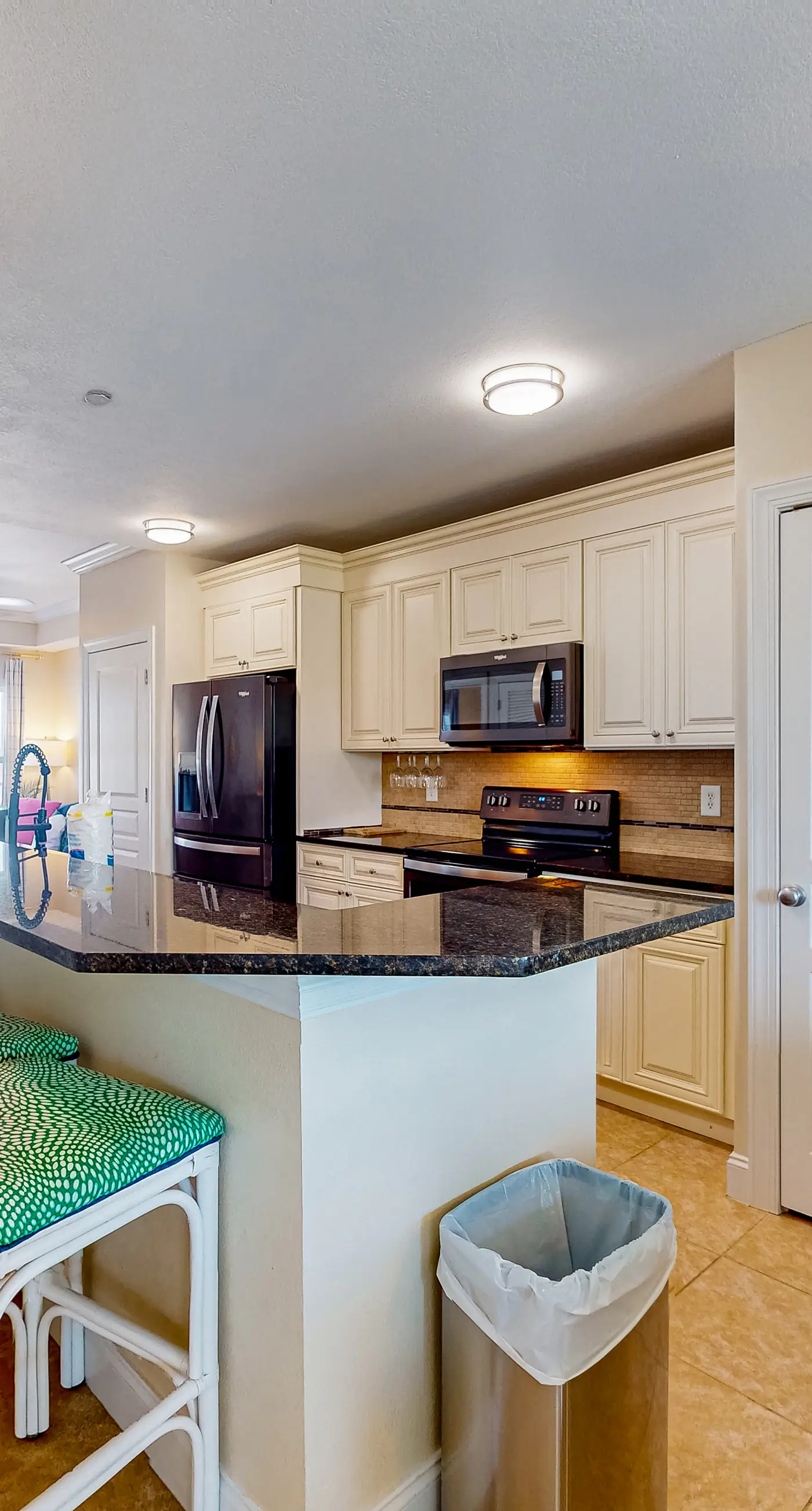 Spacious House with Shared Pool & Bay Views - Perfect for Relaxation