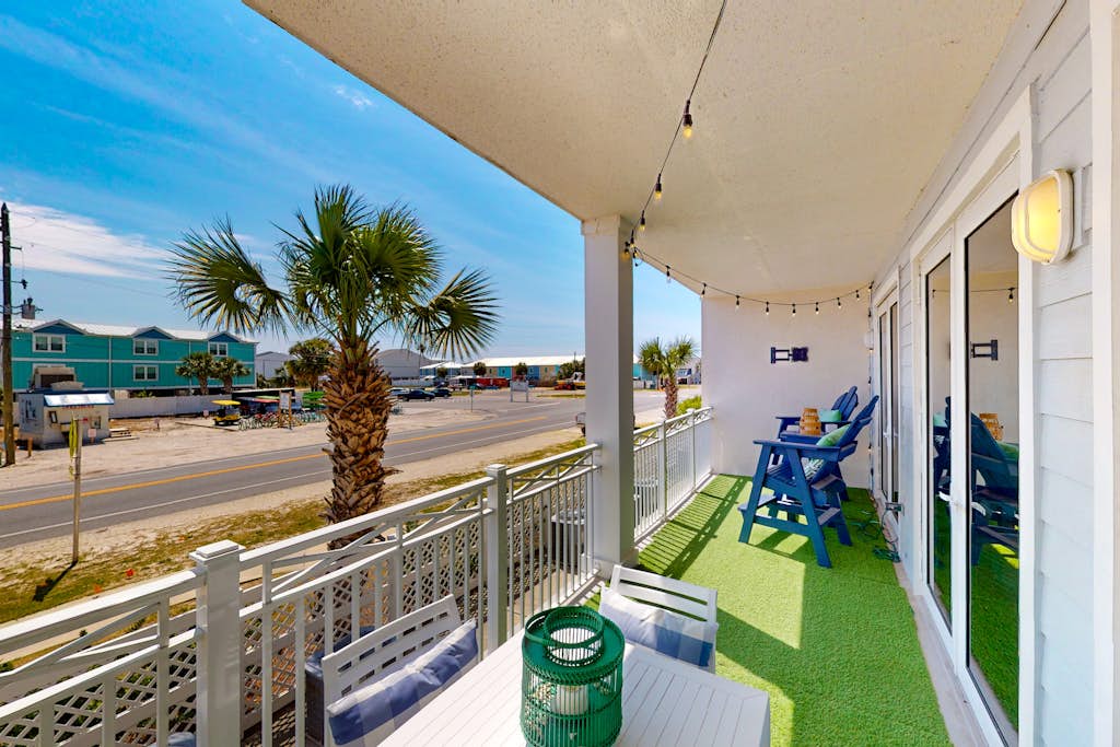 Spacious House with Shared Pool & Bay Views - Perfect for Relaxation