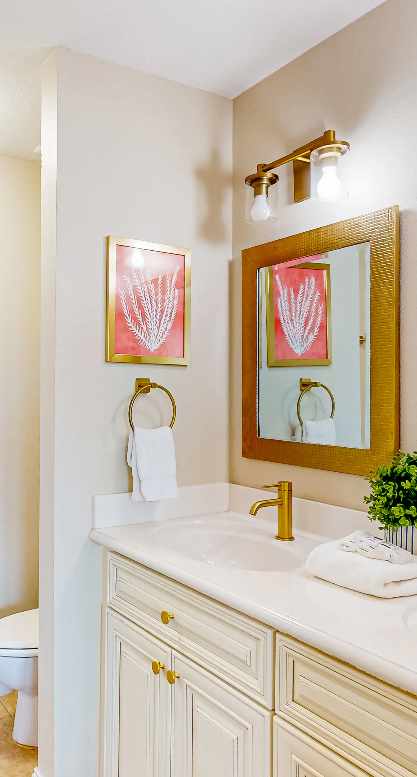 Spacious House with Shared Pool & Bay Views - Perfect for Relaxation