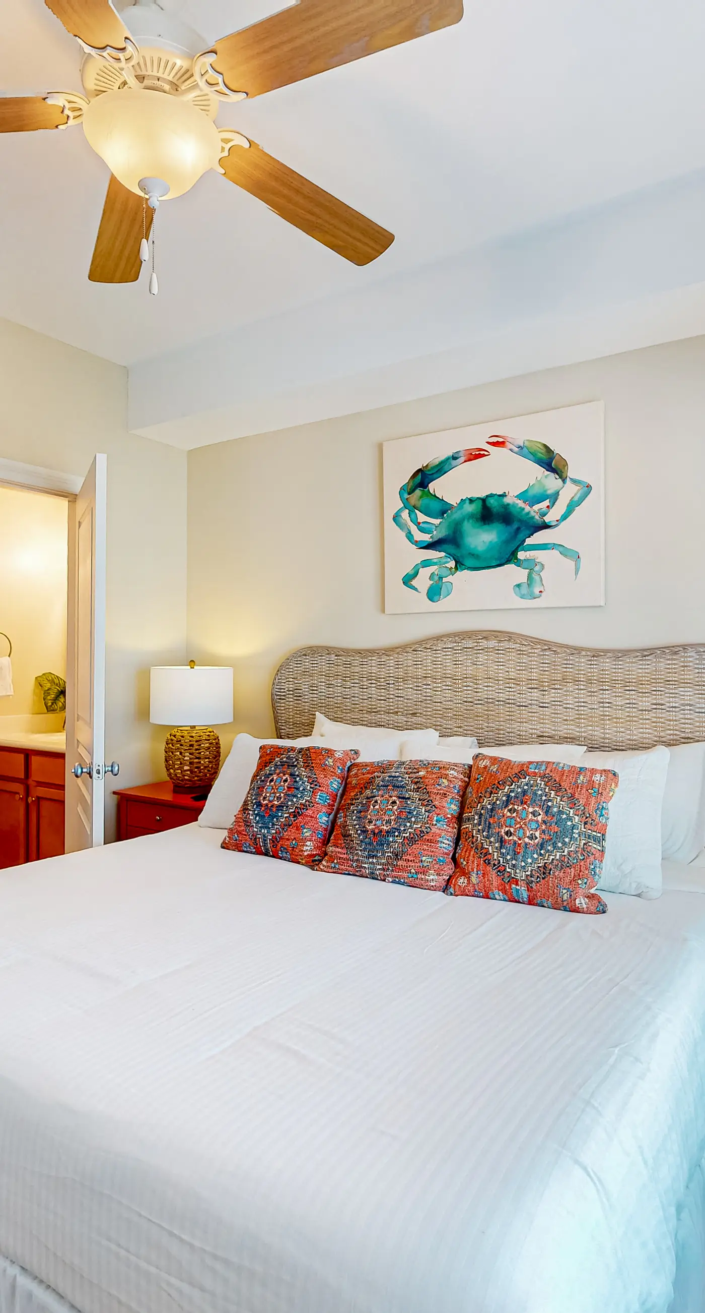 Spacious House with Shared Pool & Bay Views - Perfect for Relaxation